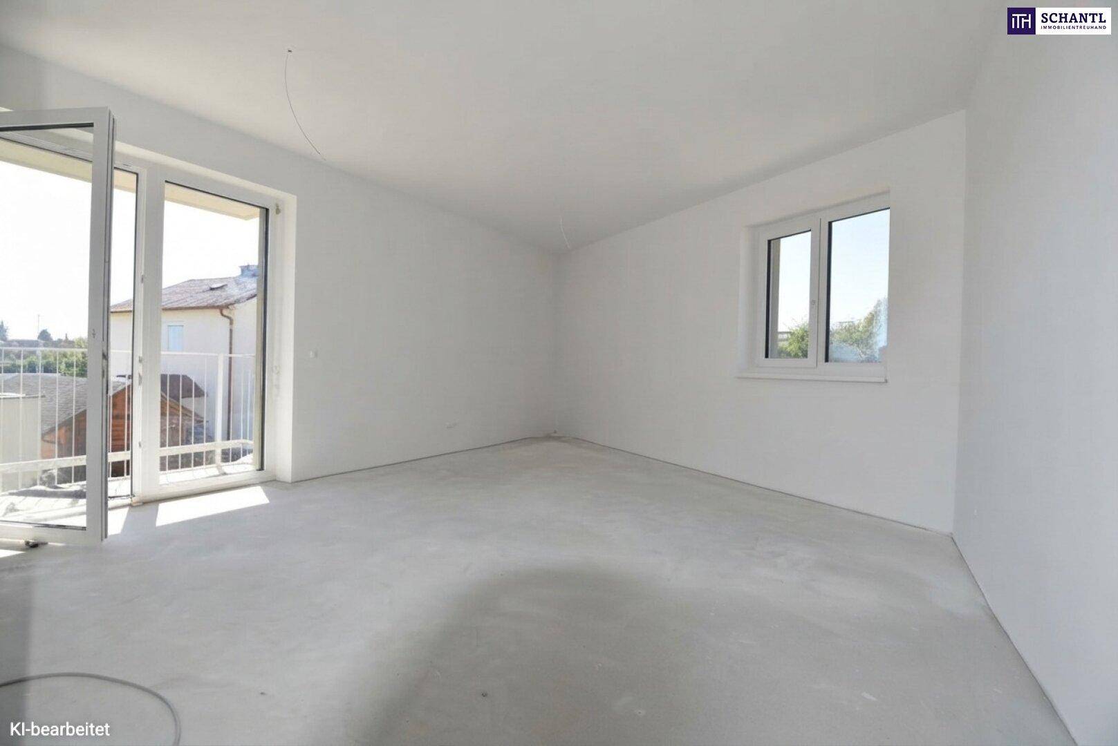 Heller, unmöblierter Raum mit Fenster und Balkonzugang in einem Neubau.