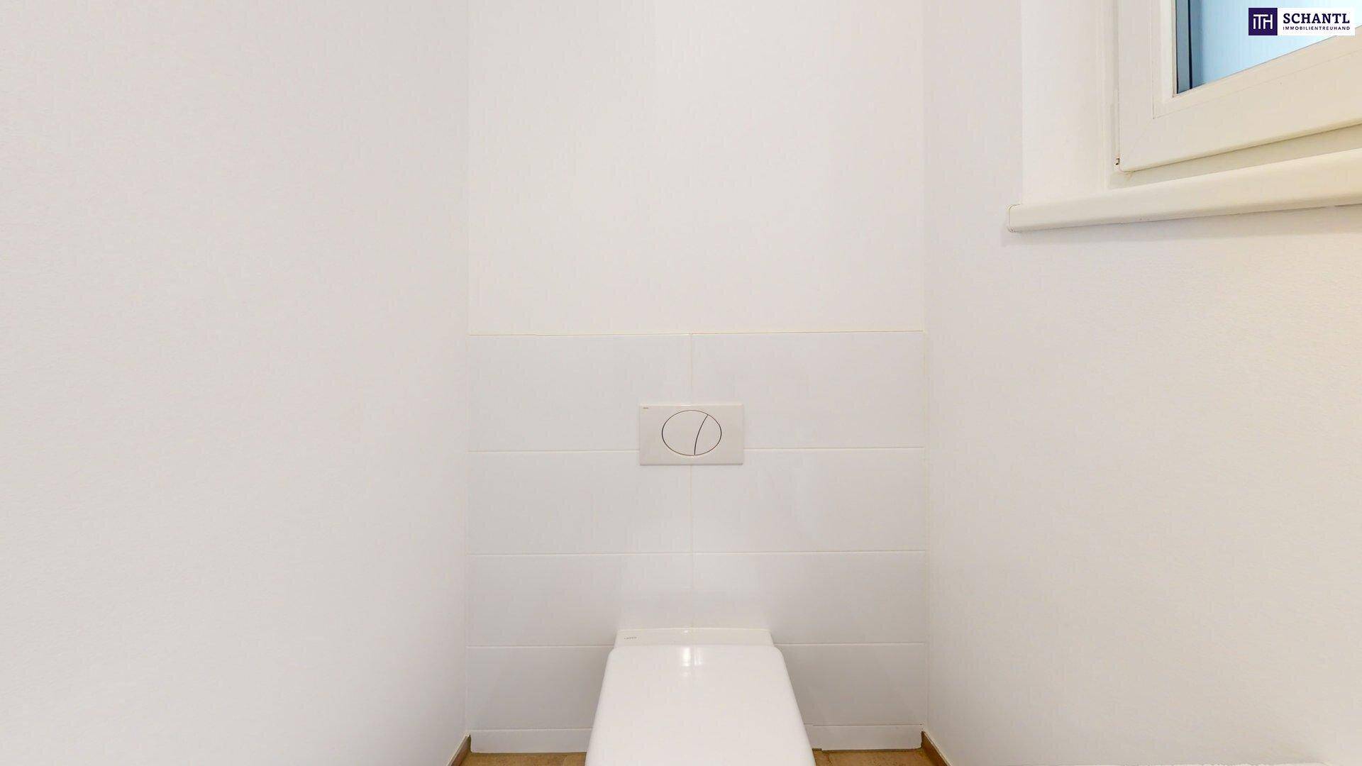 Modernes Gäste-WC mit wandhängender Toilette und kleinem Fenster für natürliche Belüftung.