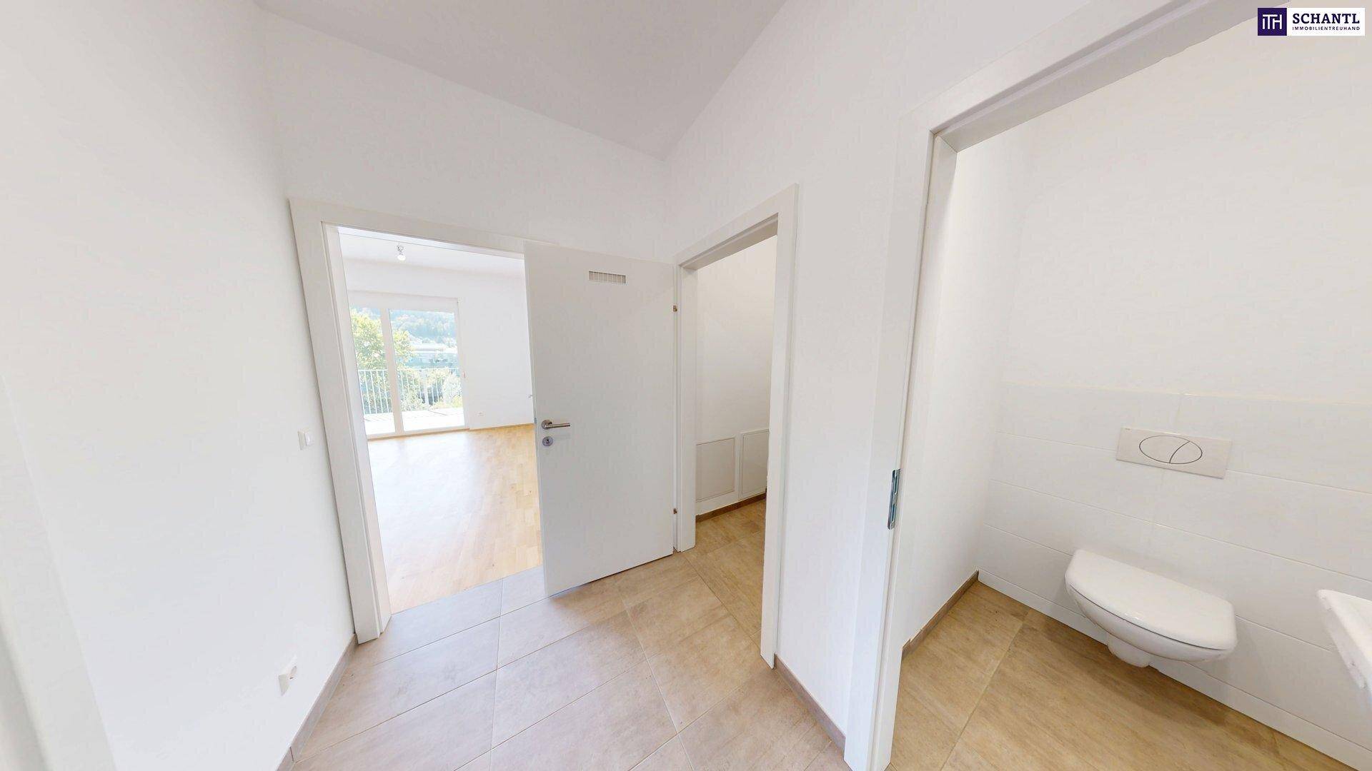 Flur mit Fliesenboden und Zugang zu einem modernen Gäste-WC.