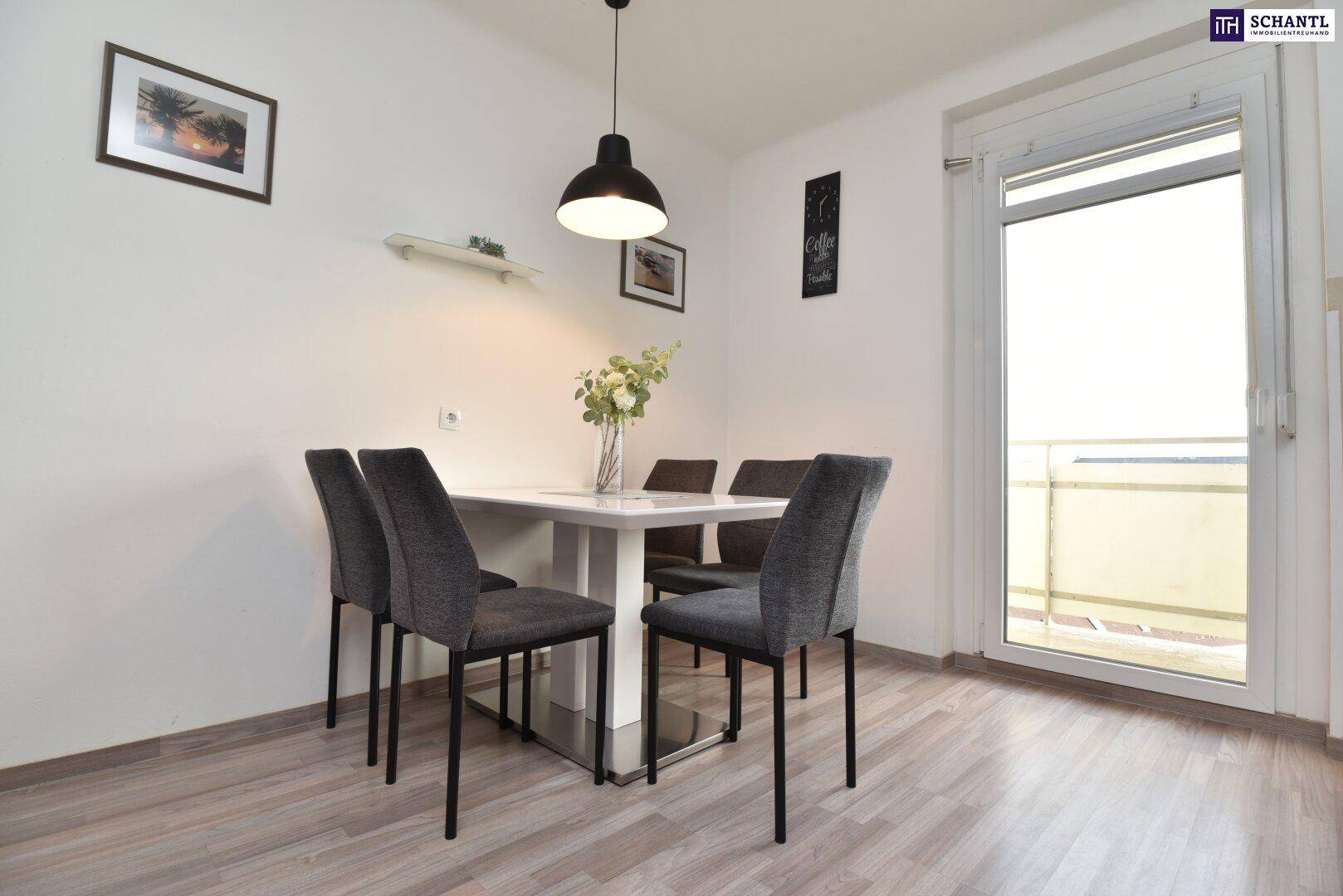 Essbereich mit Esstisch und Stühlen, mit Zugang zu einem Balkon.