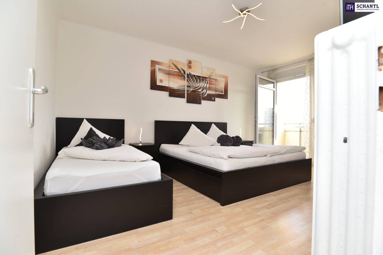 Schlafzimmer mit zwei Betten und direktem Zugang zu einem Balkon.