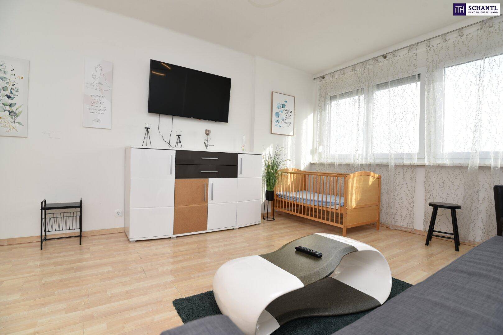 Helles Wohnzimmer mit modernem Sideboard, Fernseher und Laminatboden.