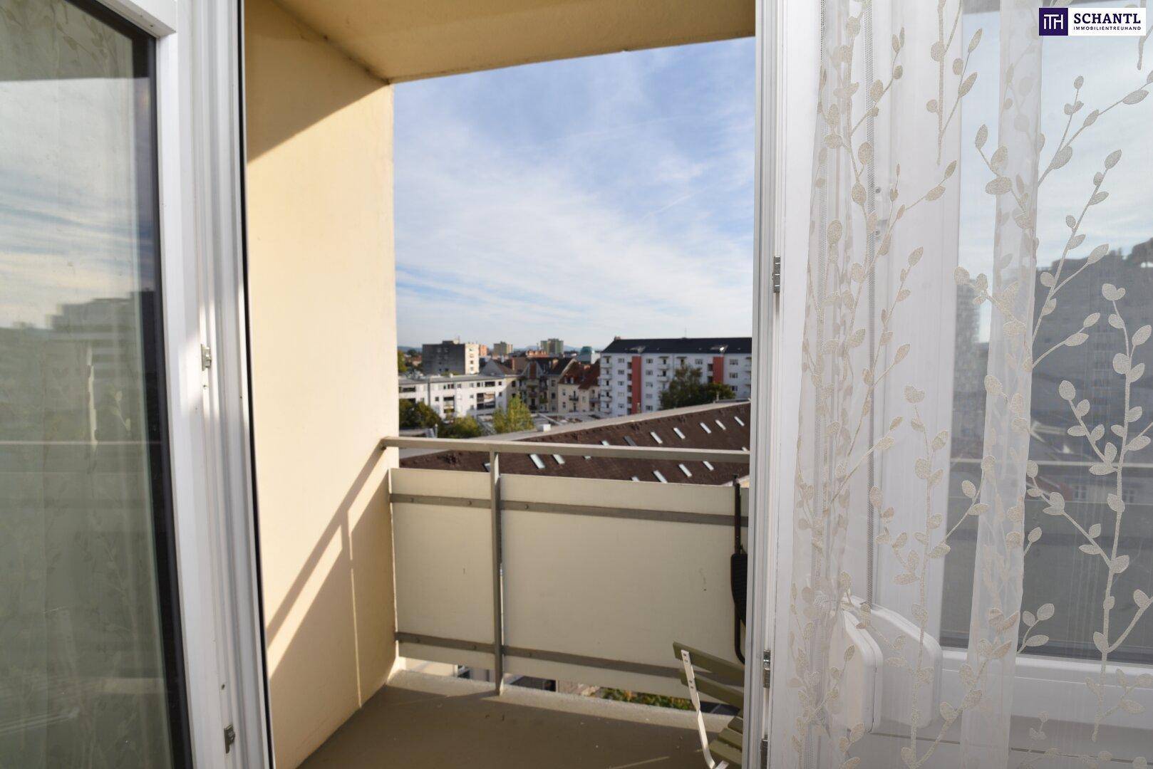 Balkon mit Blick auf die umliegenden Gebäude der Stadt.