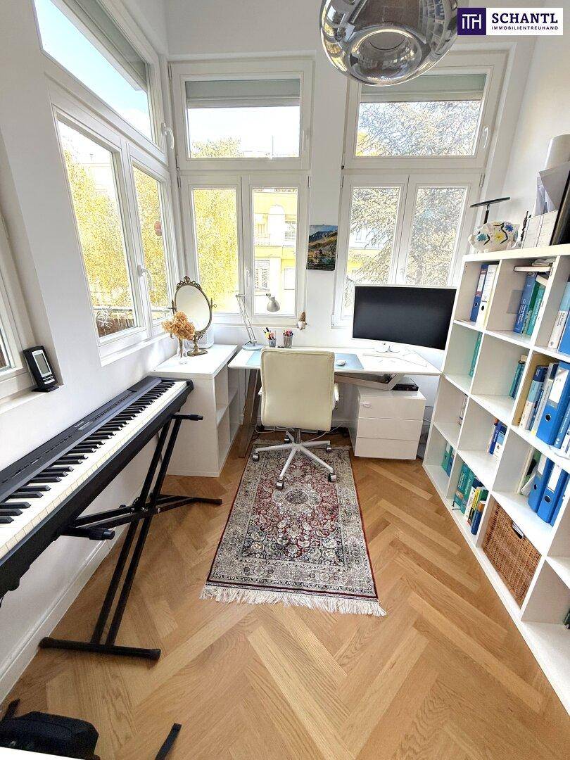 Helles Arbeitszimmer mit großen Fenstern, Schreibtisch, Bücherregal und Digitalpiano.