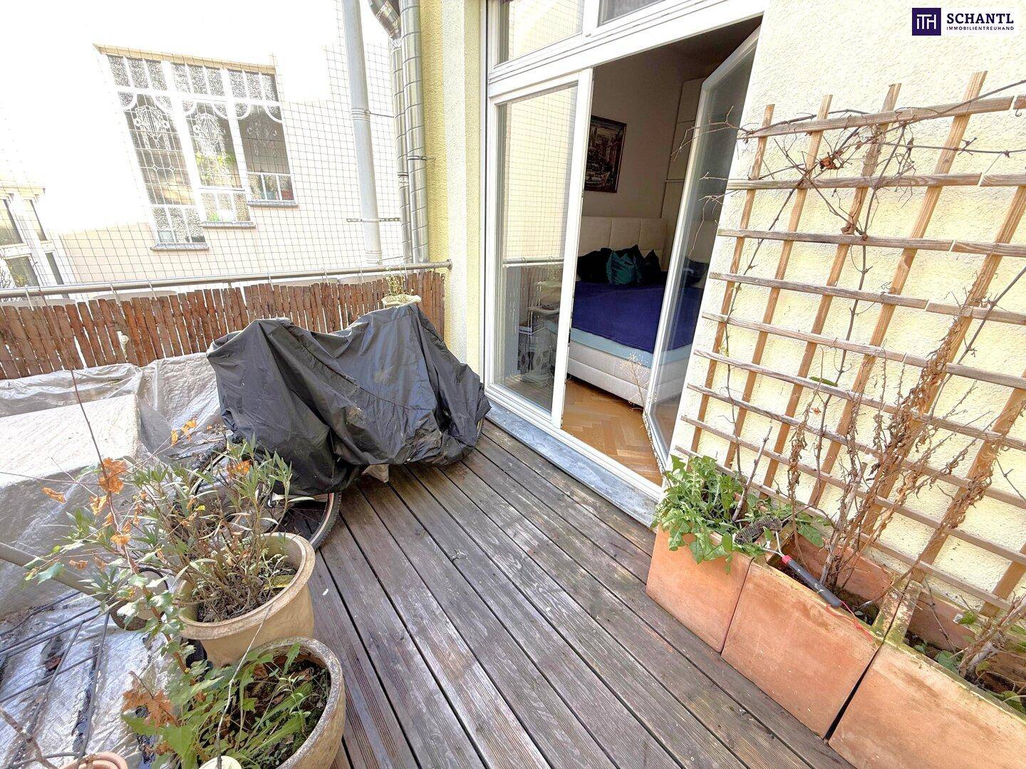 Balkon mit Holzboden, Pflanzen und direktem Zugang vom Schlafzimmer.