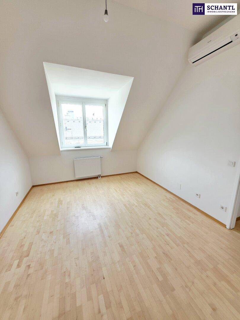 Helles Zimmer mit Parkettboden, Klimaanlage und Dachschrägen, ideal für ein Schlafzimmer.