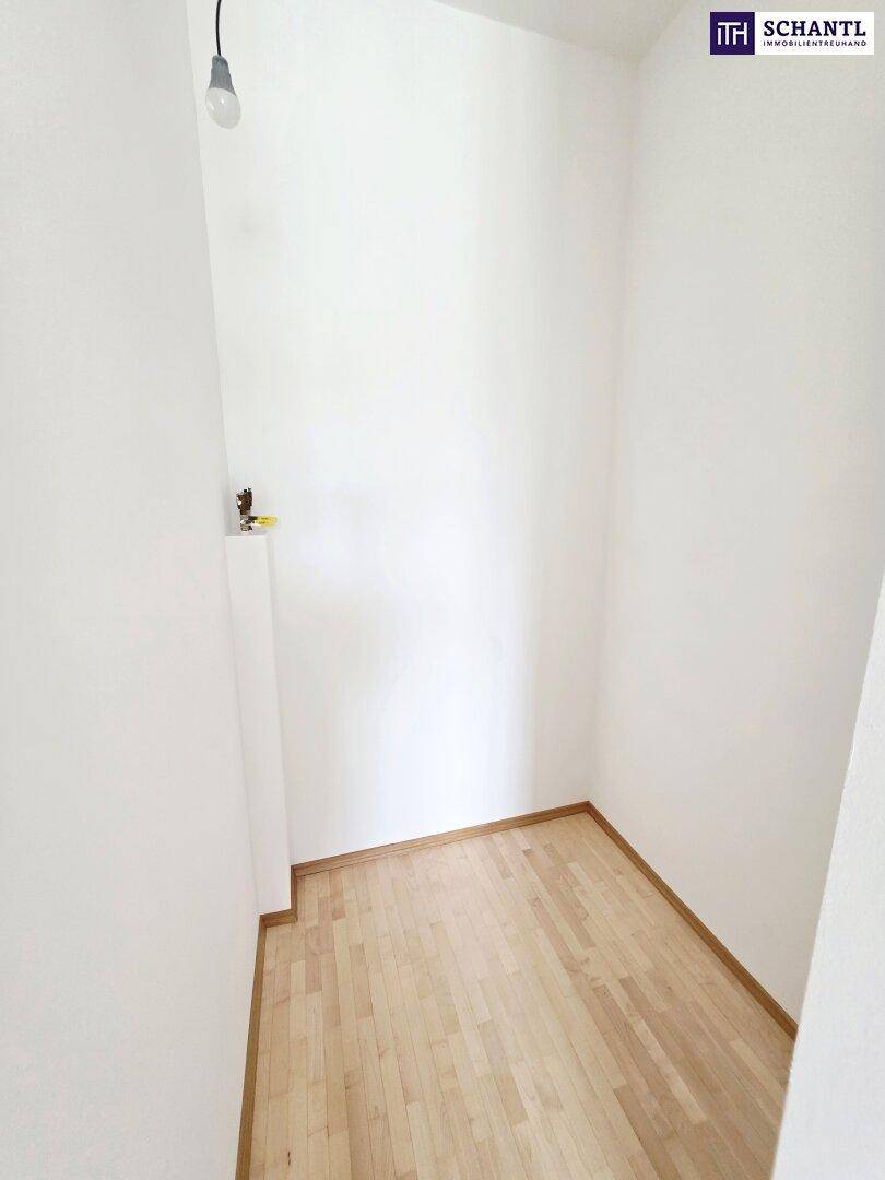 Kleiner, heller Raum mit Parkettboden und weißen Wänden, ideal als Abstellraum oder Ankleidezimmer.