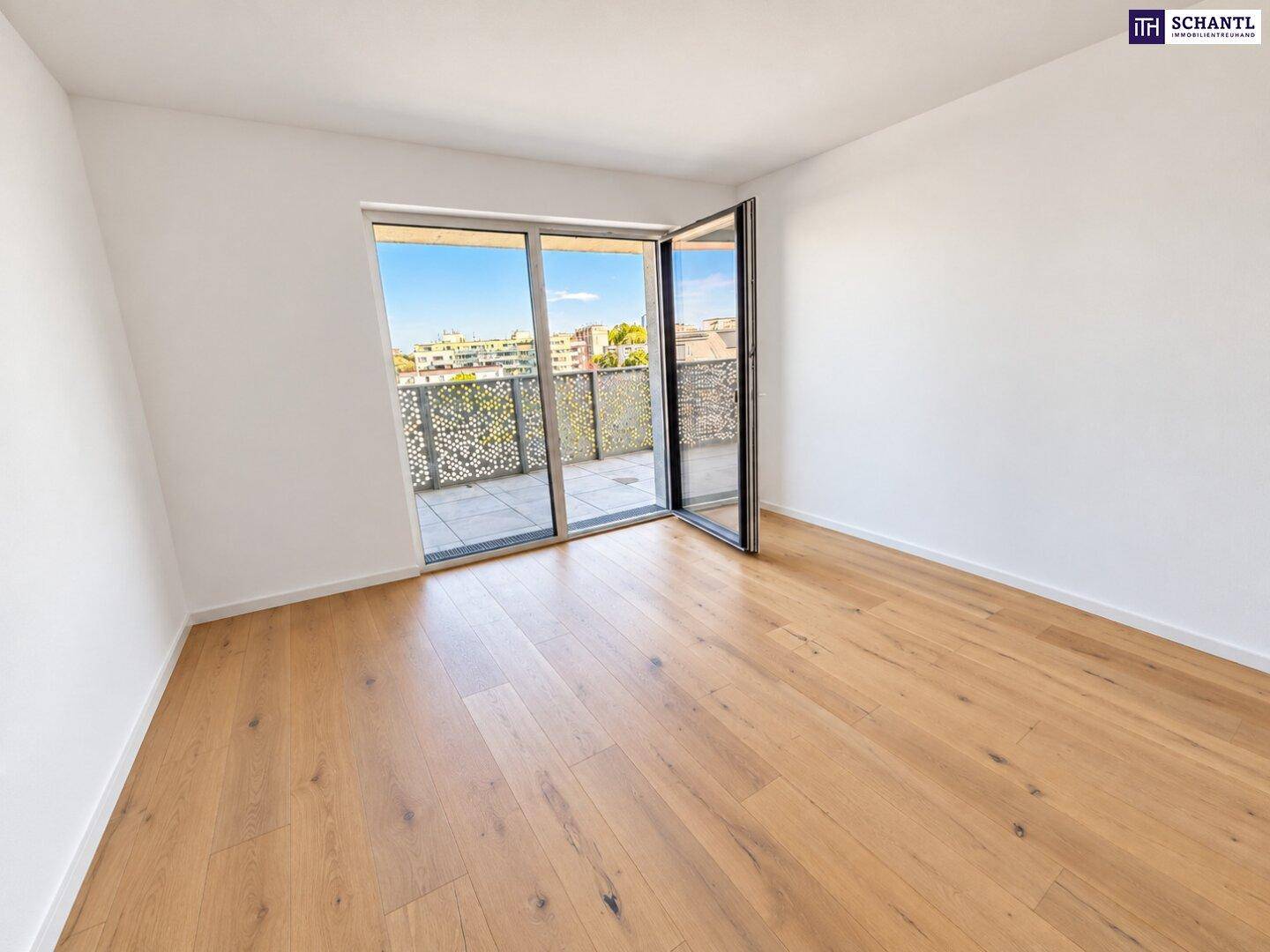 Lichtdurchflutetes Zimmer mit Holzboden und direktem Zugang zu einem sonnigen Balkon.