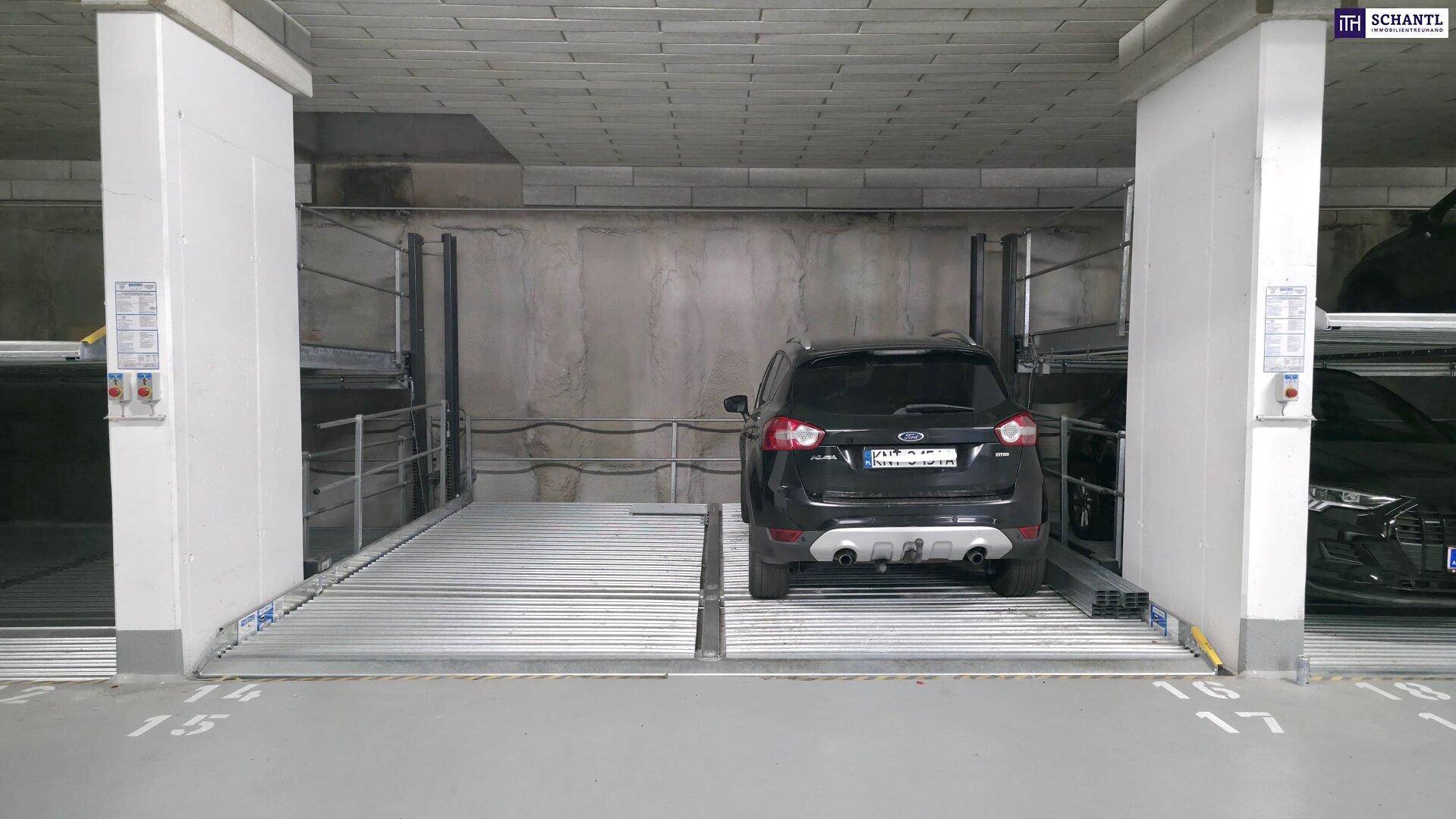 SUV auf einem automatischen Parksystem in der Tiefgarage, umgeben von Betonwänden.