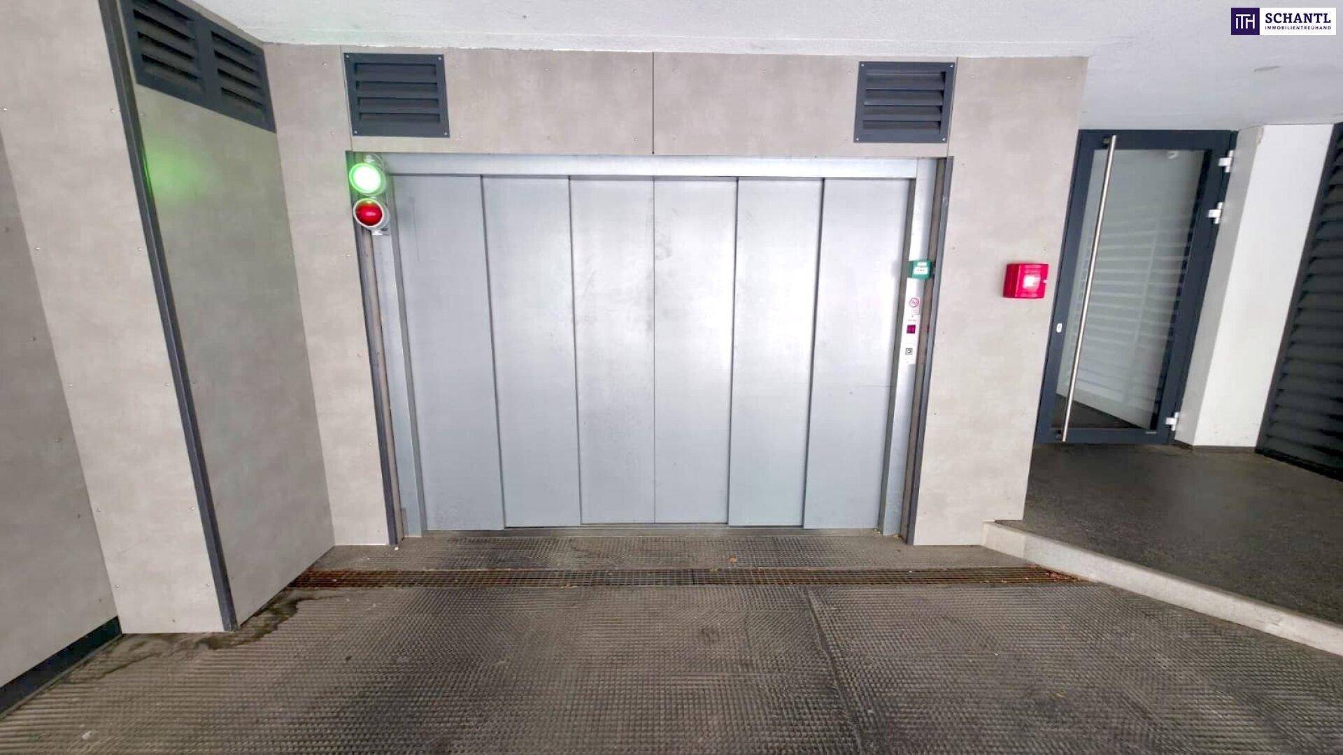 Aufzugstüren in einem Untergeschoss oder einer Tiefgarage mit Statusanzeigen.