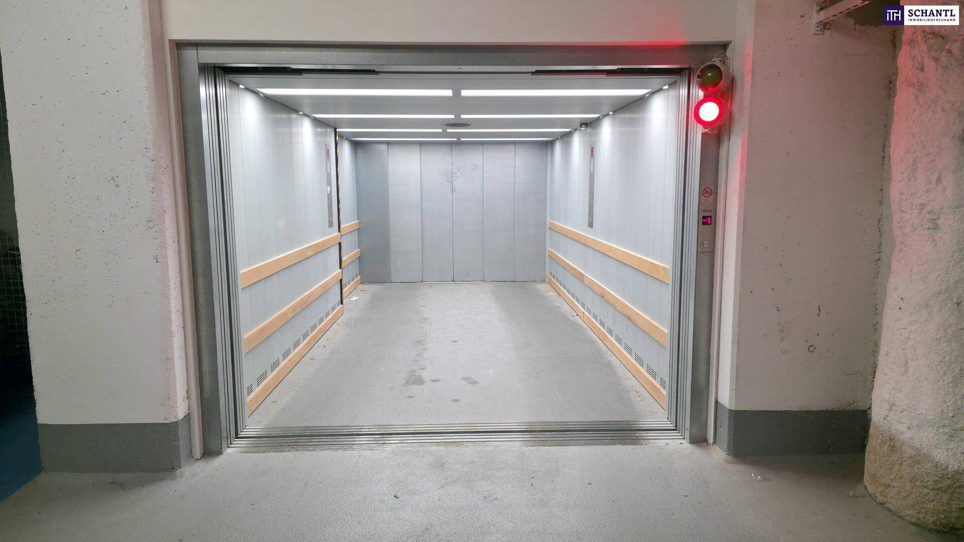 Innenansicht eines modernen Aufzugs mit Schutzleisten und Beleuchtung.