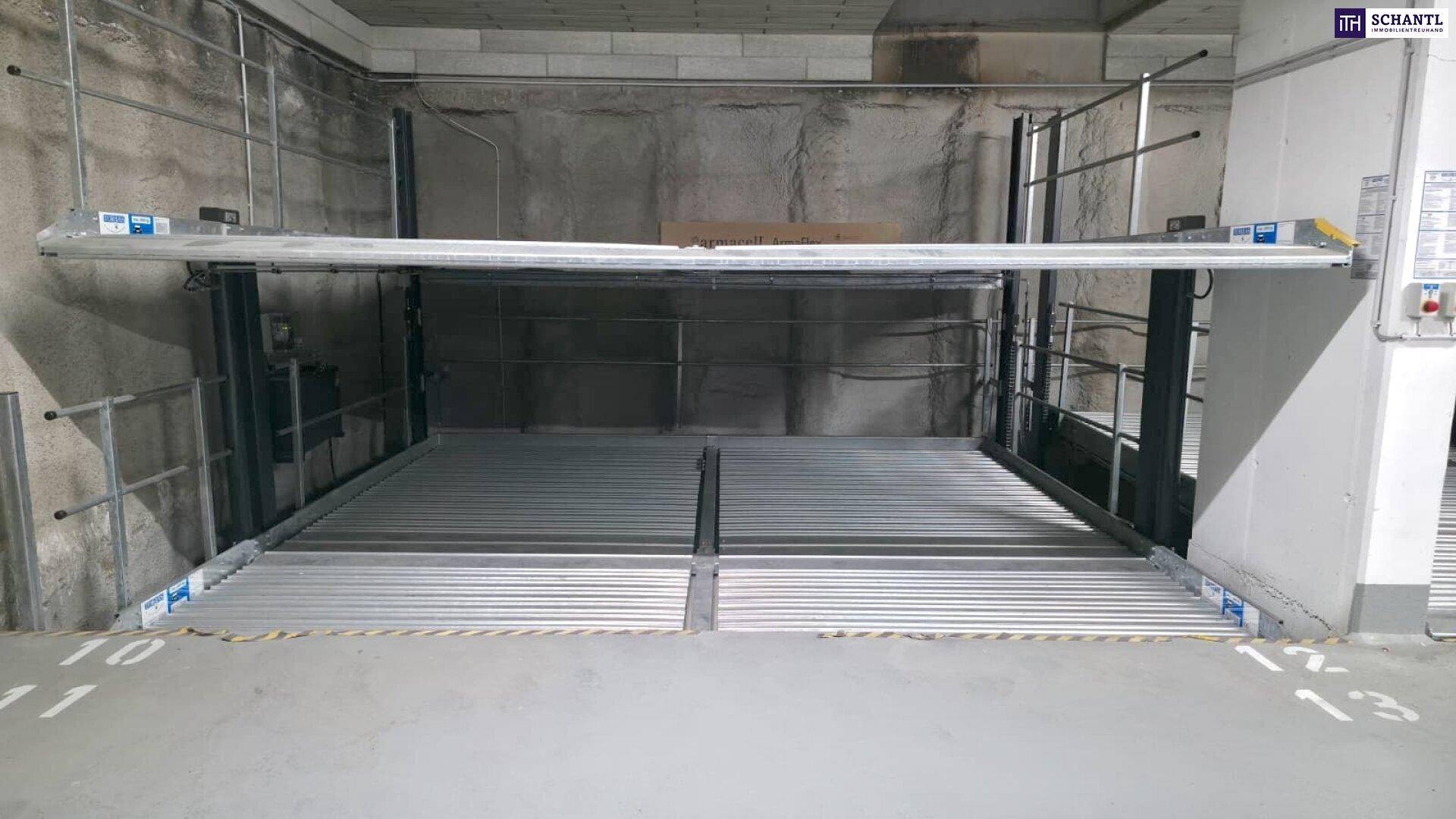 Leeres automatisches Parksystem in der Tiefgarage, bereit für ein Fahrzeug.