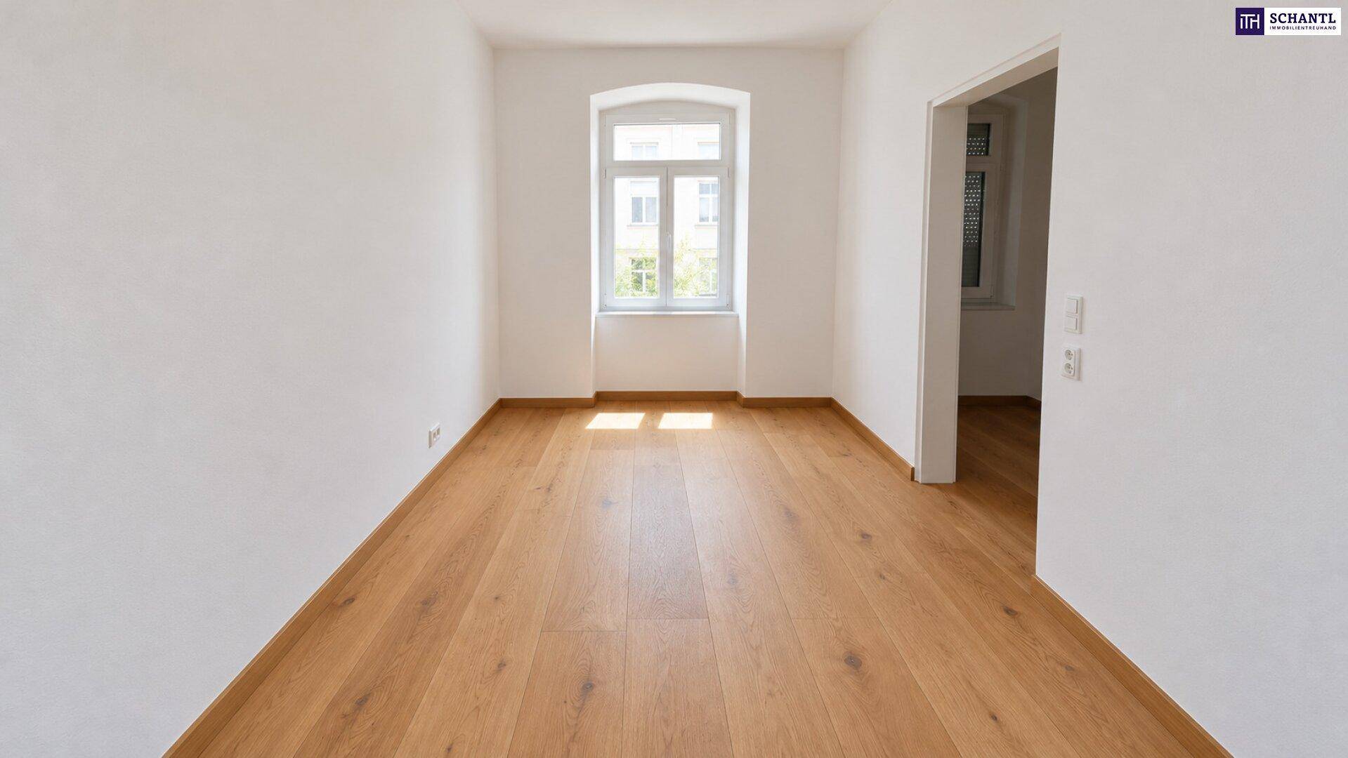 Lichtdurchfluteter, leerer Raum mit hellem Holzboden und einem Fenster, das den Raum erhellt.