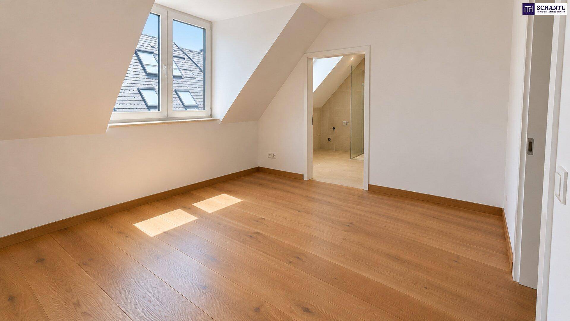 Geräumiges Schlafzimmer im Dachgeschoss mit schrägen Wänden, Fenster und Holzboden.