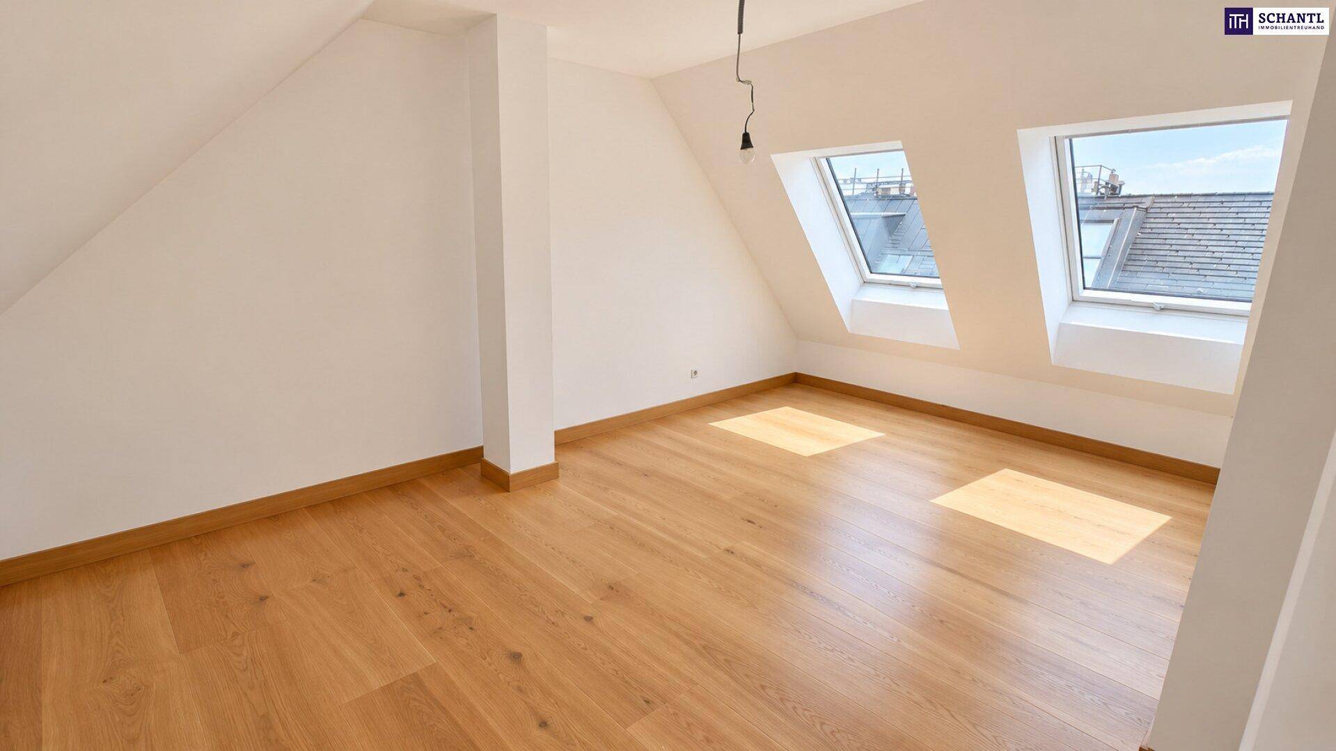 Helles Dachgeschosszimmer mit zwei Dachfenstern und schrägen Wänden, ideal als Schlafzimmer.
