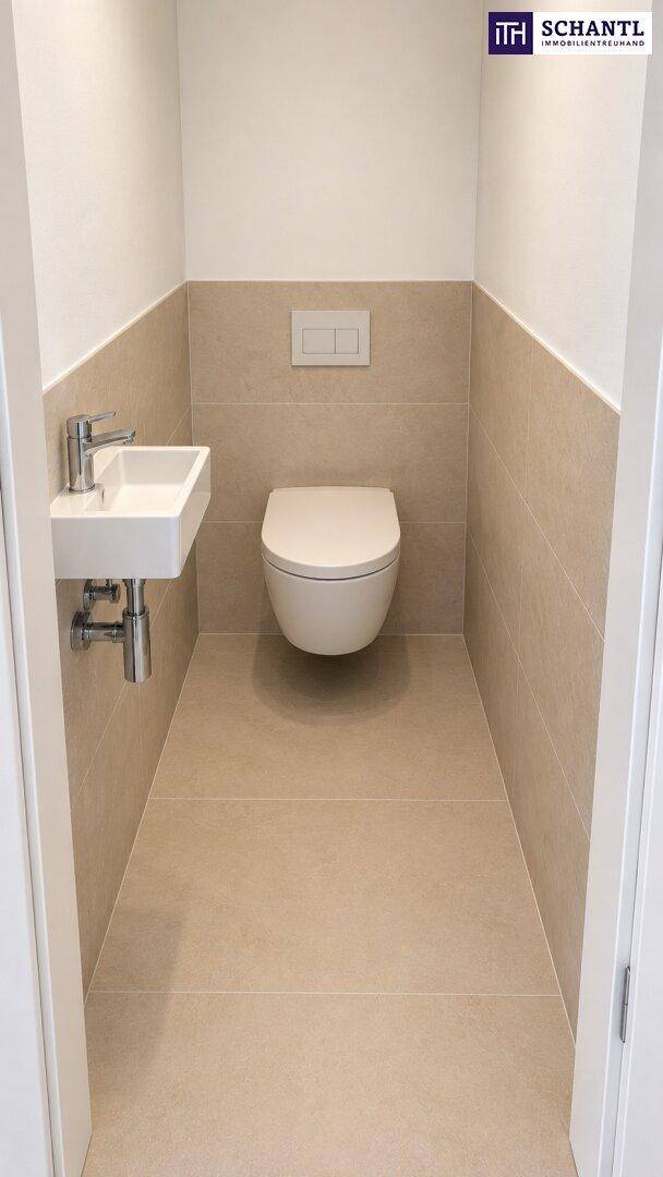 Kompaktes Gäste-WC mit Wand-WC und kleinem Waschbecken, in neutralen Beigetönen gehalten.