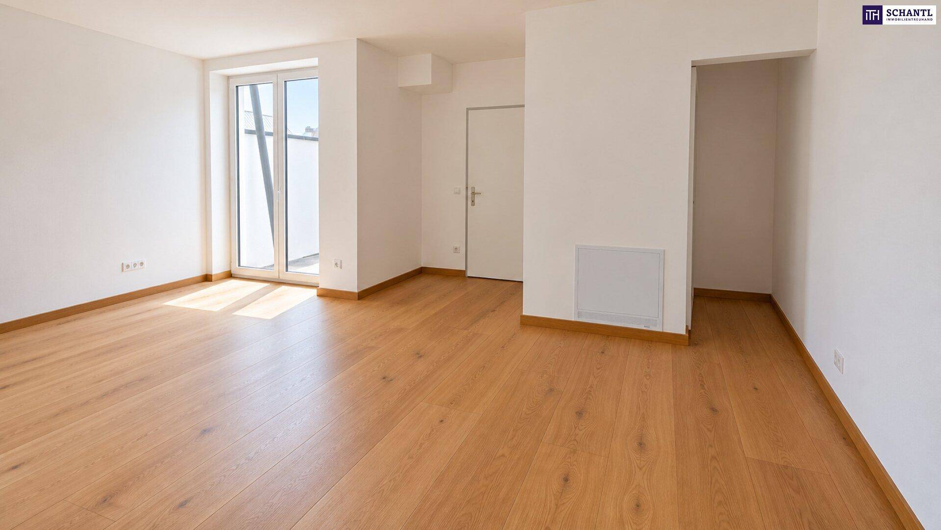 Heller Raum mit Holzboden und Zugang zu einem Balkon, ideal für ein Wohn- oder Schlafzimmer.