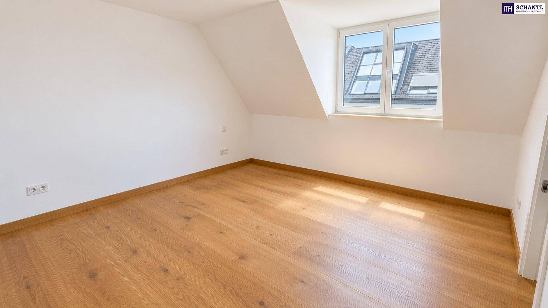 Ruhiges Schlafzimmer im Dachgeschoss mit Fenster und Holzboden, bietet viel natürliches Licht.