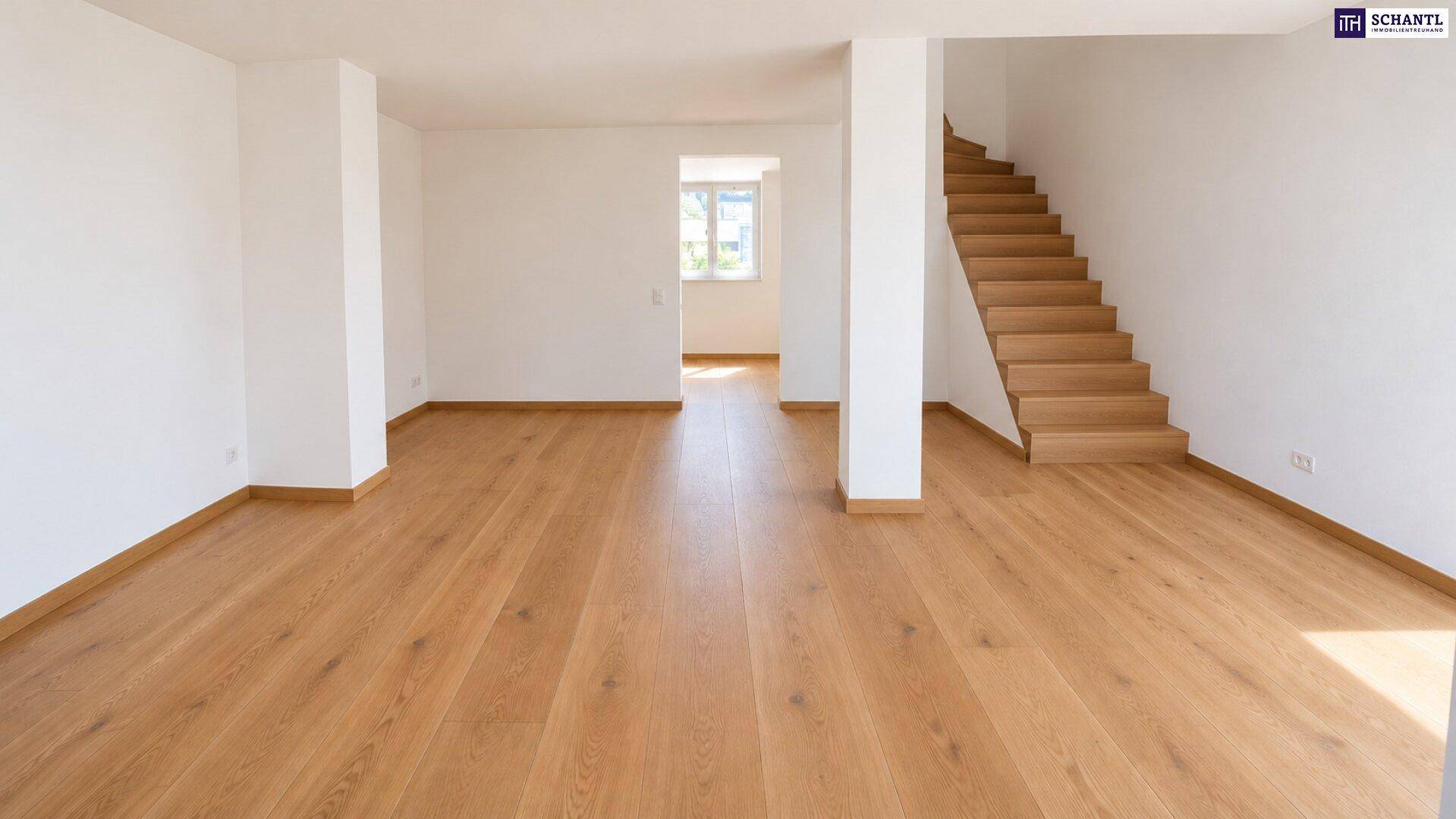 Geräumiger Wohnbereich mit hellem Holzparkett und offener Holztreppe, bereit zur individuellen Gestaltung.