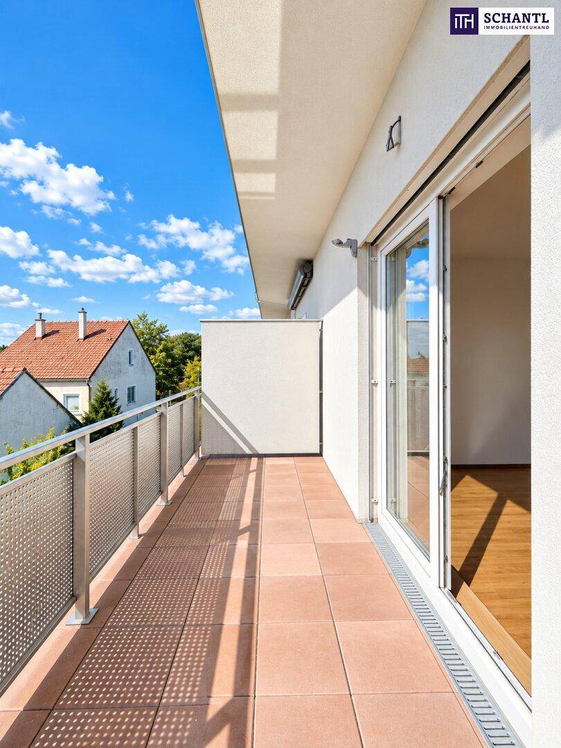 Langer Balkon mit Fliesenboden und Metallgeländer, bietet einen weiten Blick über die Umgebung.