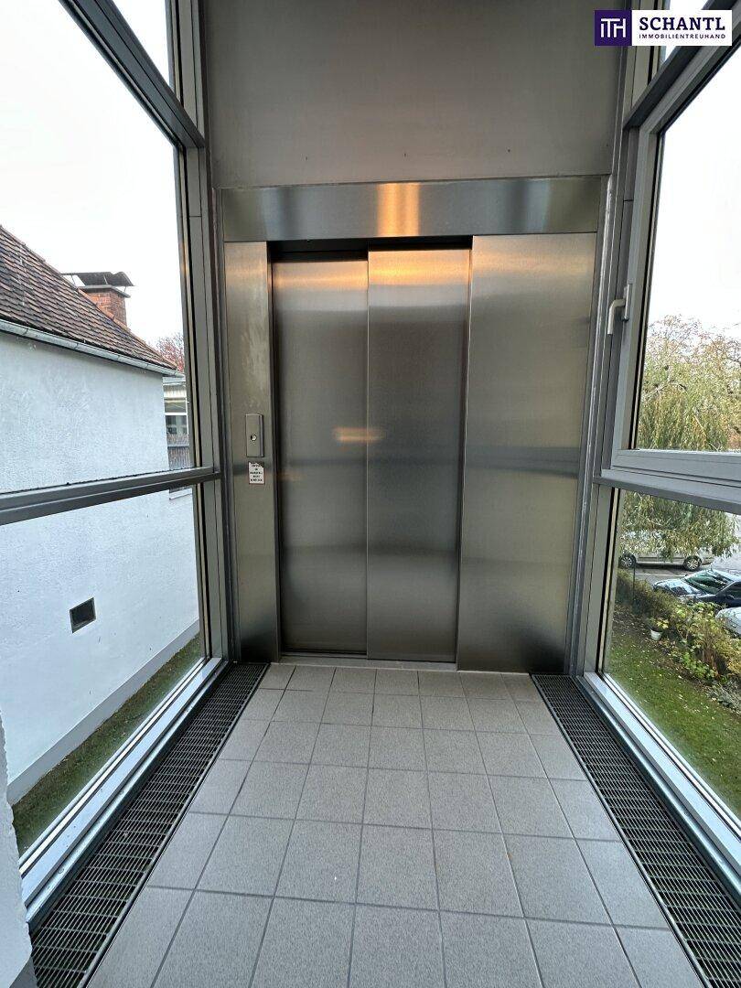 Moderner Außenaufzug mit Glaswänden, bietet bequemen Zugang zu den oberen Etagen.