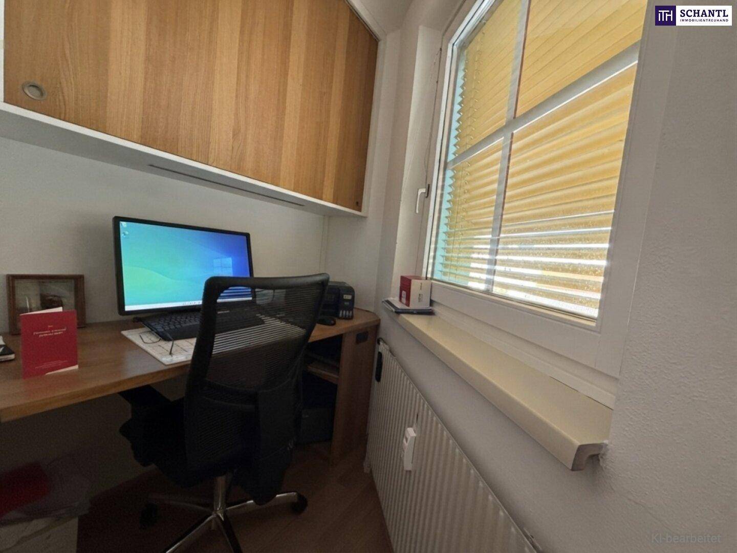 Funktionaler Arbeitsbereich mit Schreibtisch, Computer und Fenster, ideal für Home-Office.