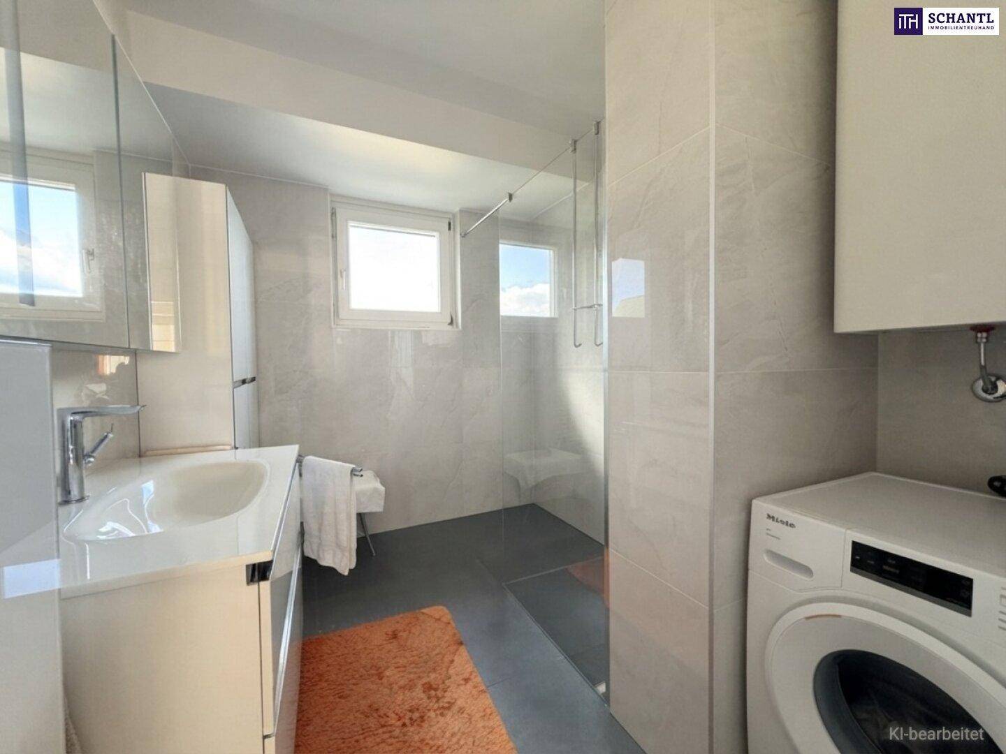 Modernes Badezimmer mit ebenerdiger Dusche, Einzelwaschbecken, Waschmaschine und Fenster.