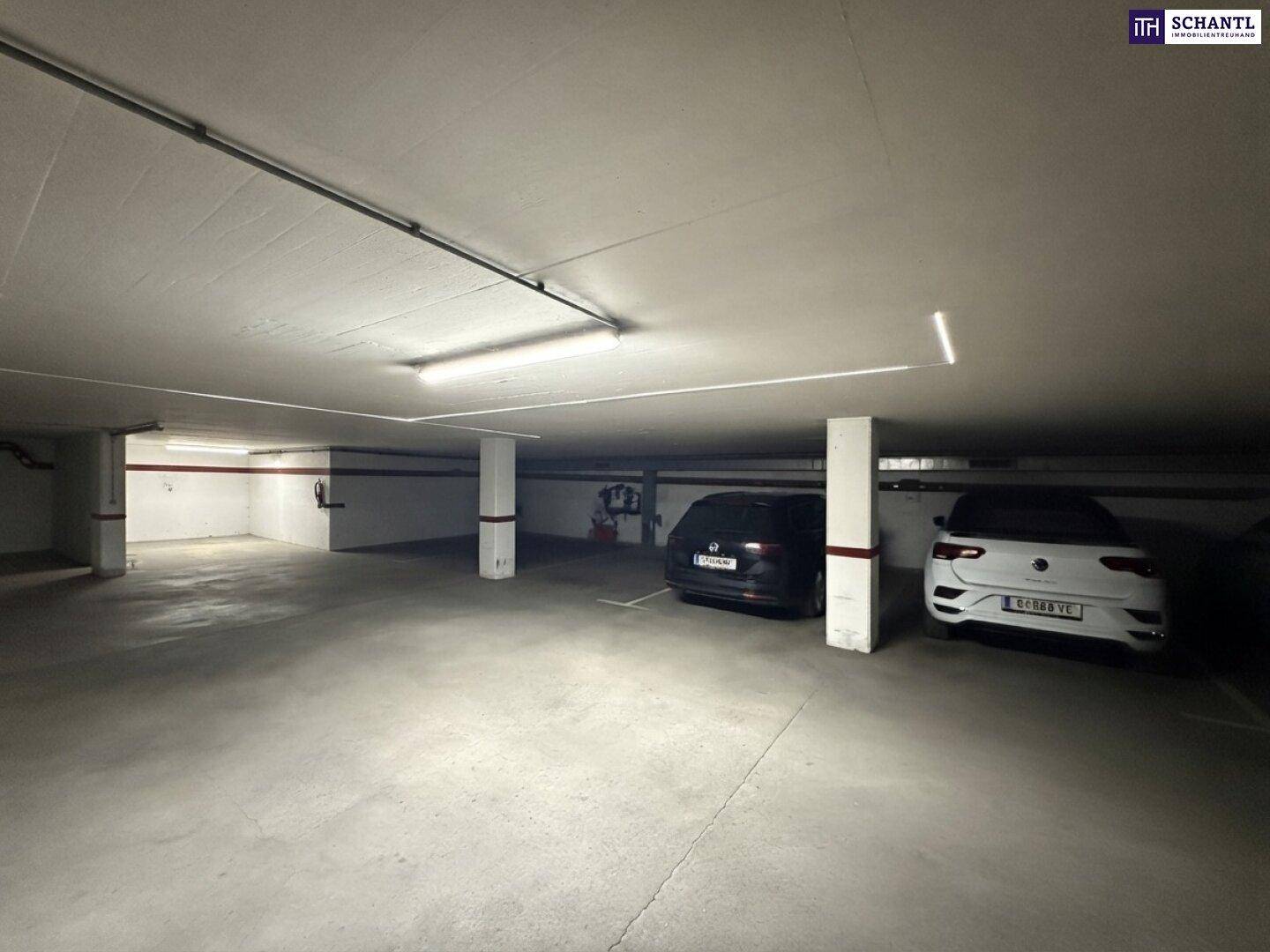Tiefgarage mit Betonboden und Säulen, bietet sichere Parkmöglichkeiten für Fahrzeuge.