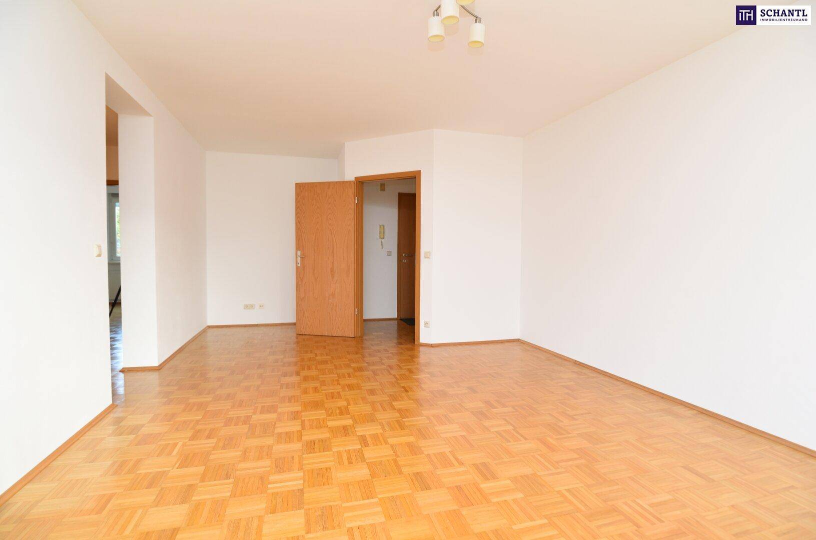 Geräumiges Wohnzimmer mit Parkettboden und hellem Ambiente, bereit zur individuellen Gestaltung.
