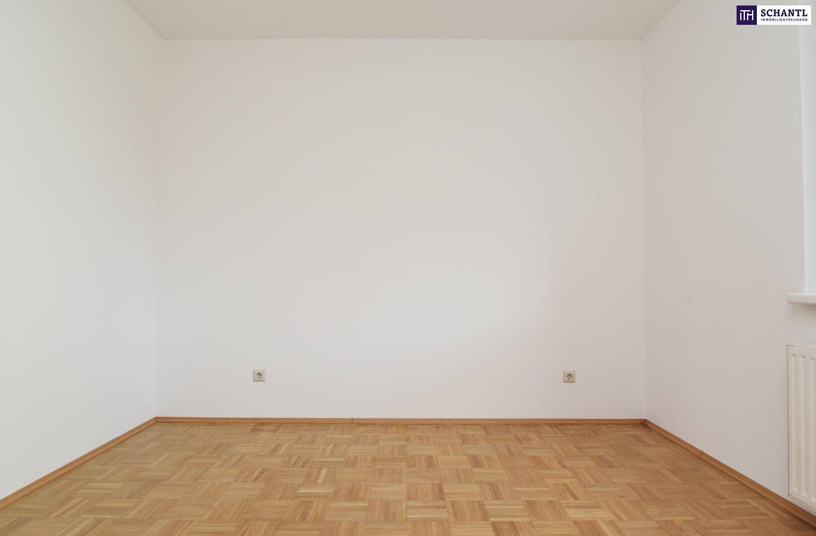 Geräumiges Schlafzimmer mit Parkettboden und weißen Wänden, bereit zur individuellen Gestaltung.