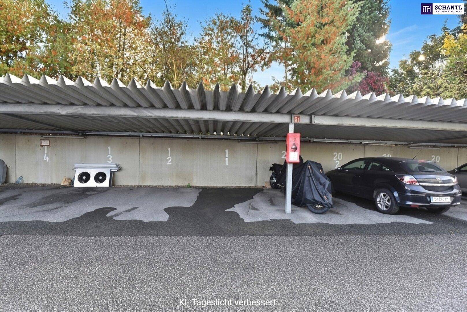 Überdachter Parkplatz mit mehreren Stellplätzen für Fahrzeuge und Motorräder.