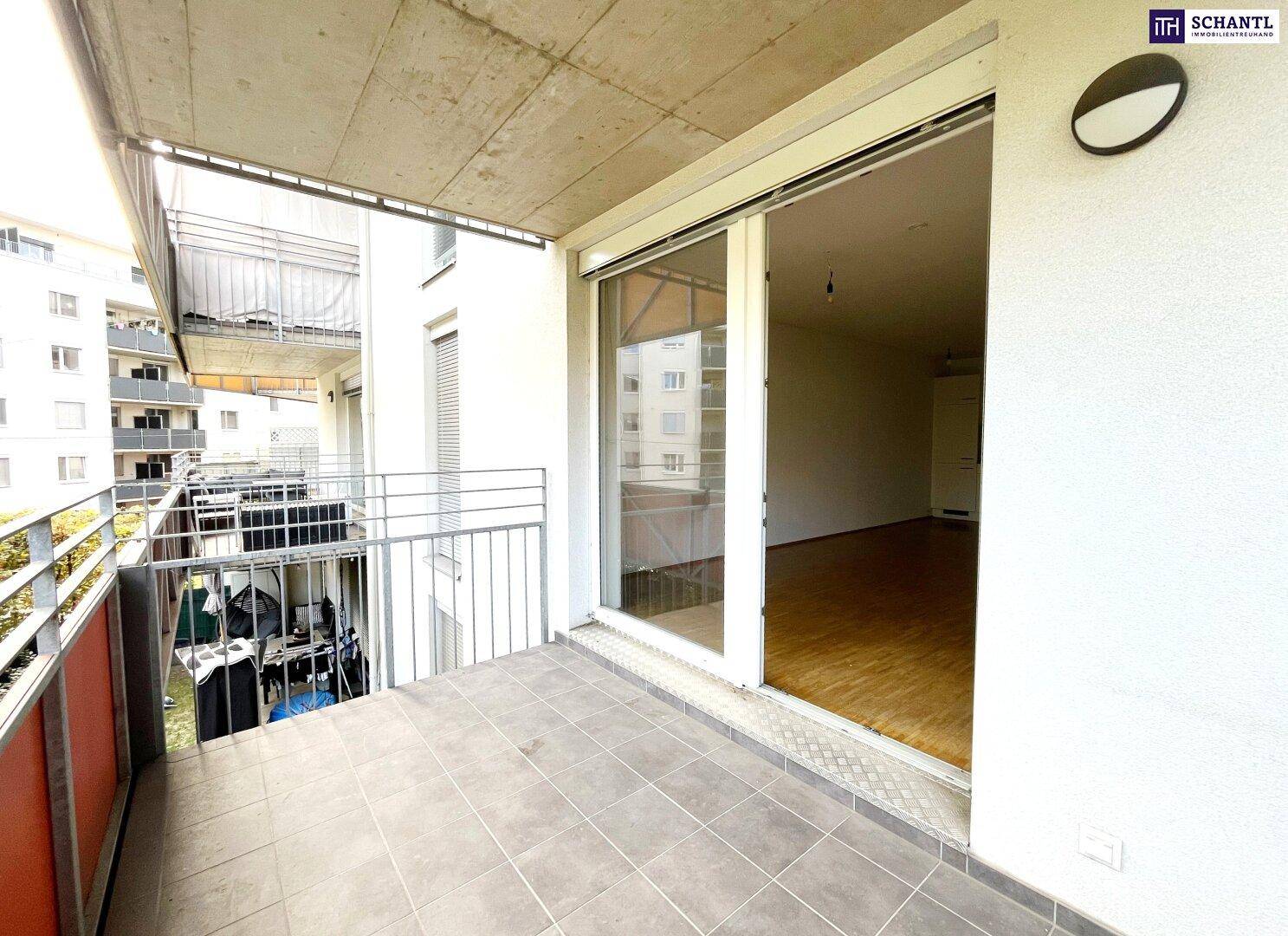 Geräumiger Balkon mit Fliesenboden und Schiebetür zum Innenbereich der Wohnung.
