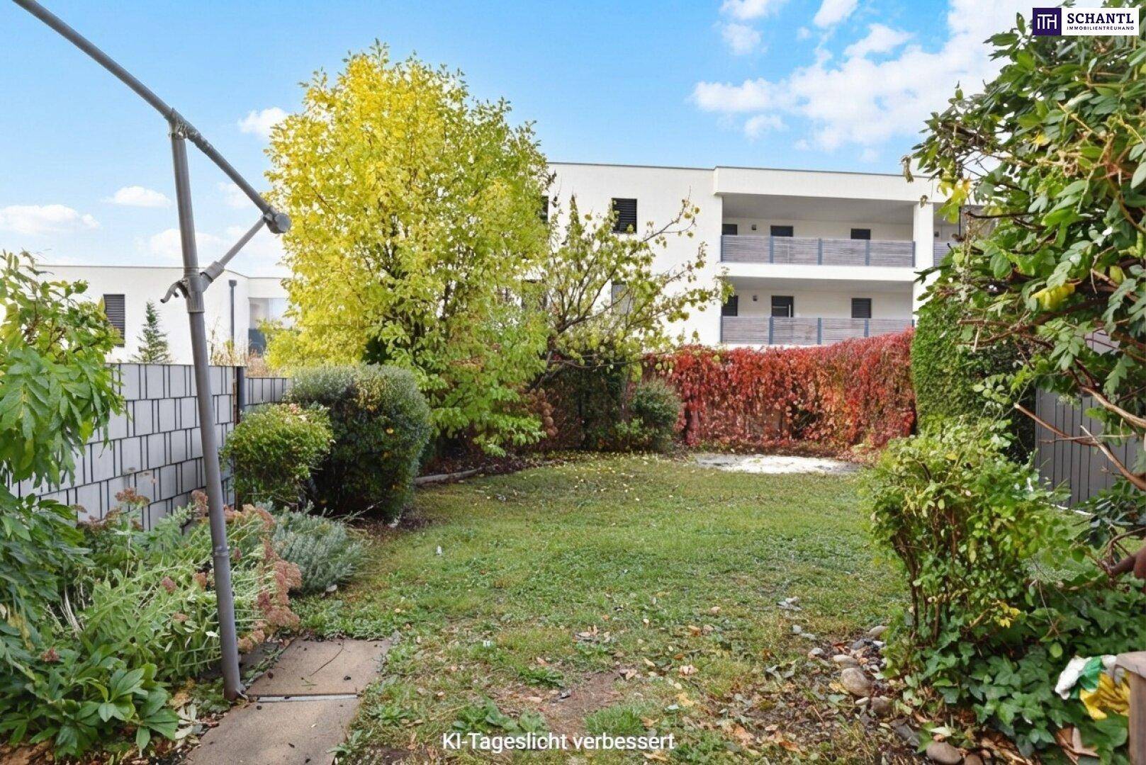 Gepflegter Gartenbereich mit Rasenfläche und Bäumen, ideal zum Entspannen im Freien.