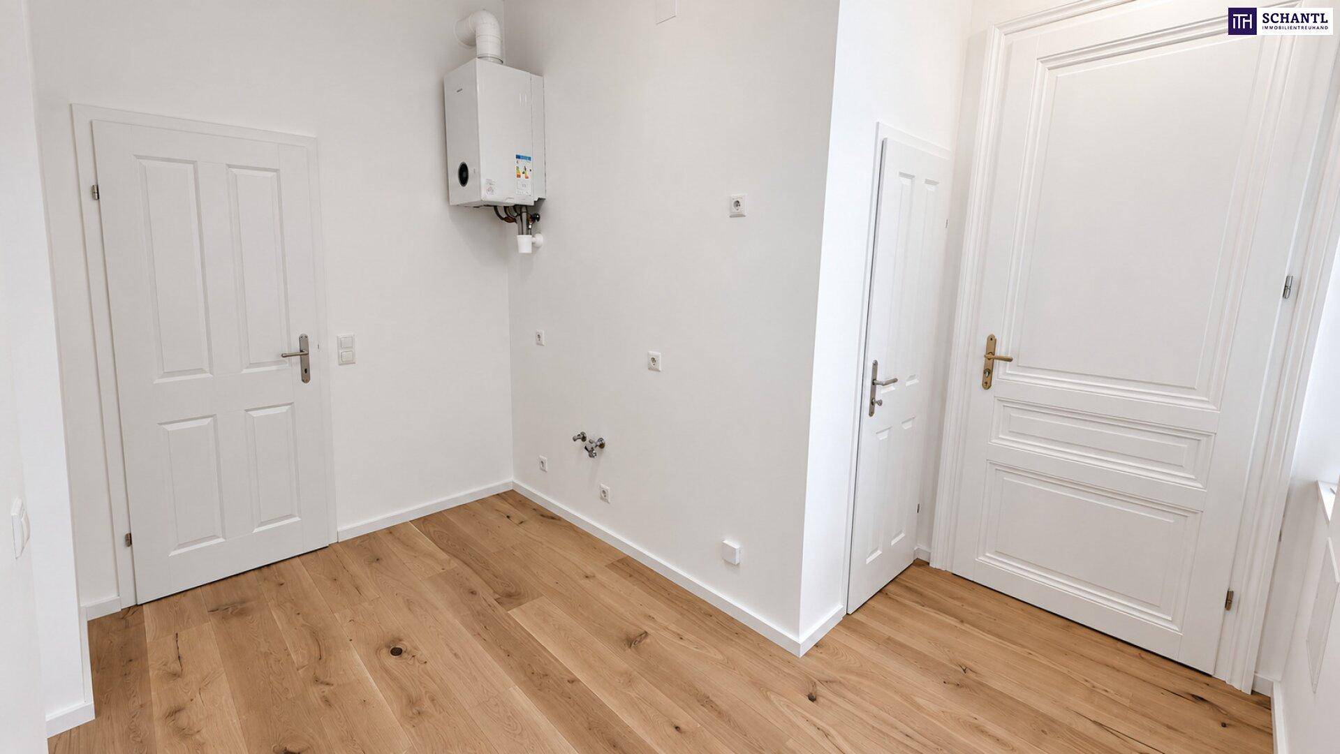 Kleiner Raum mit Gastherme und Holzboden, geeignet als Hauswirtschaftsraum.
