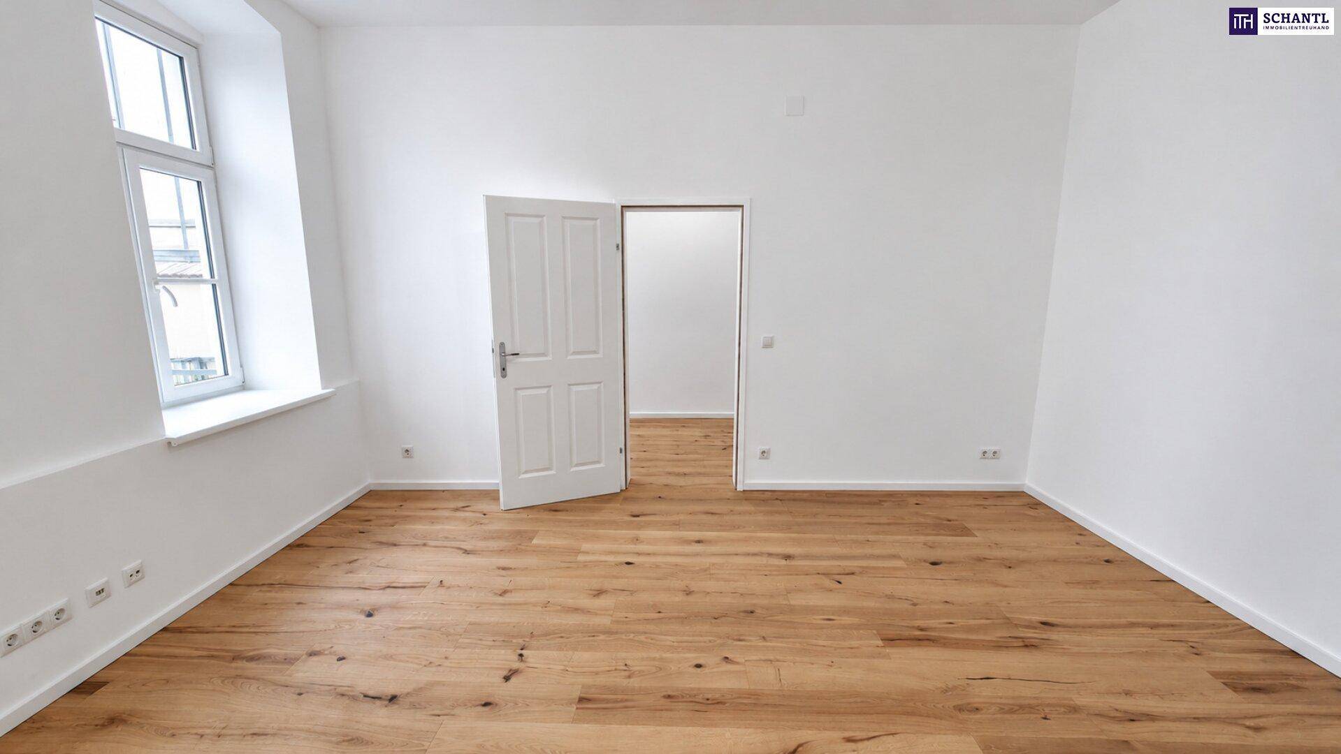 Helles Zimmer mit Holzboden und einem Fenster, das viel Tageslicht hereinlässt.