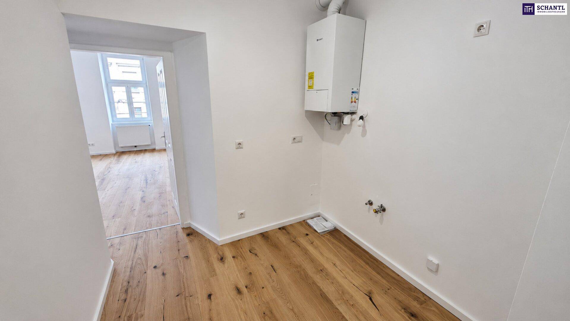 Hauswirtschaftsraum mit Heizungsanlage und Holzboden, bietet praktischen Stauraum.