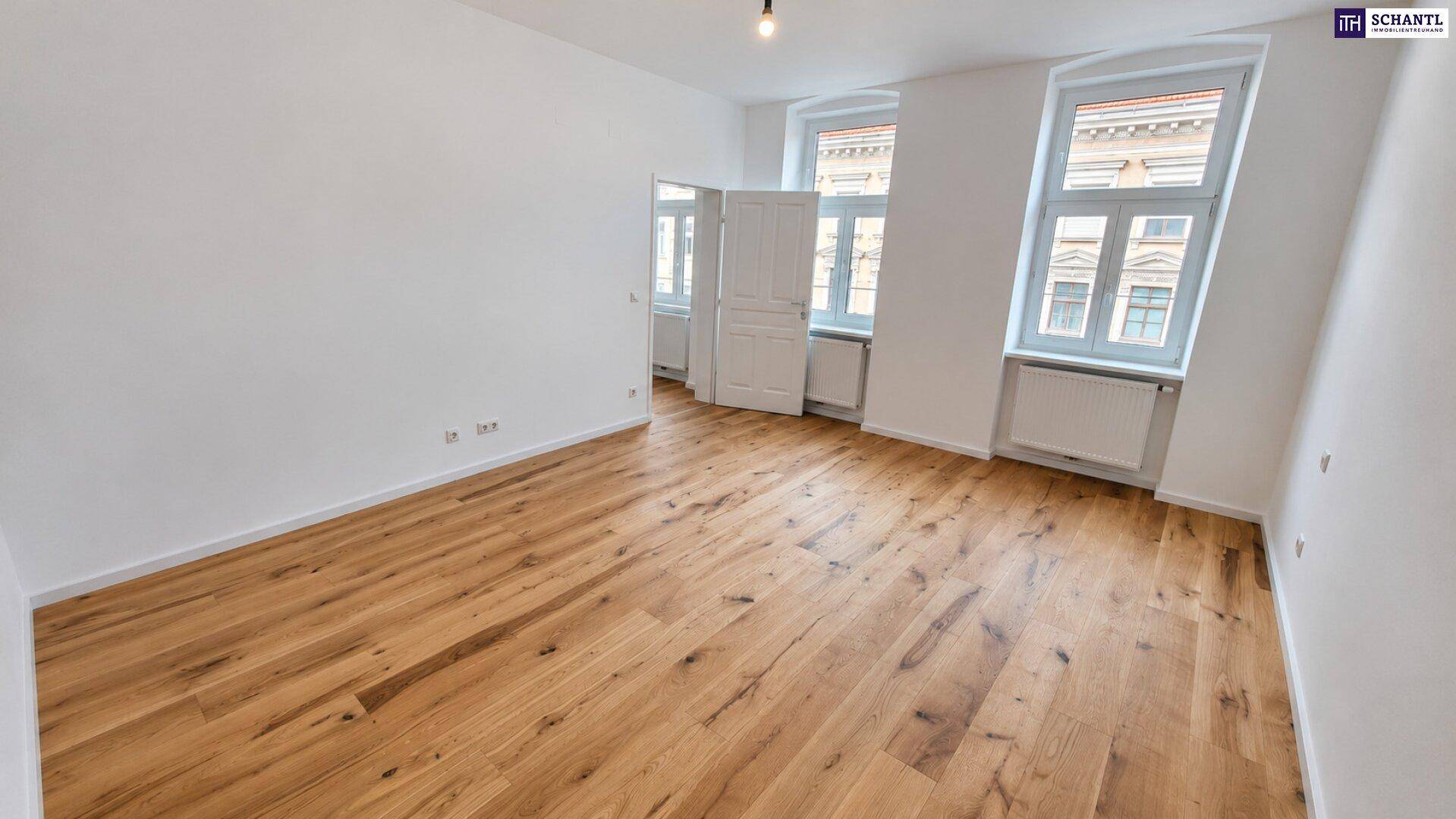 Helles und geräumiges Zimmer mit schönem Holzboden und Blick nach draußen.