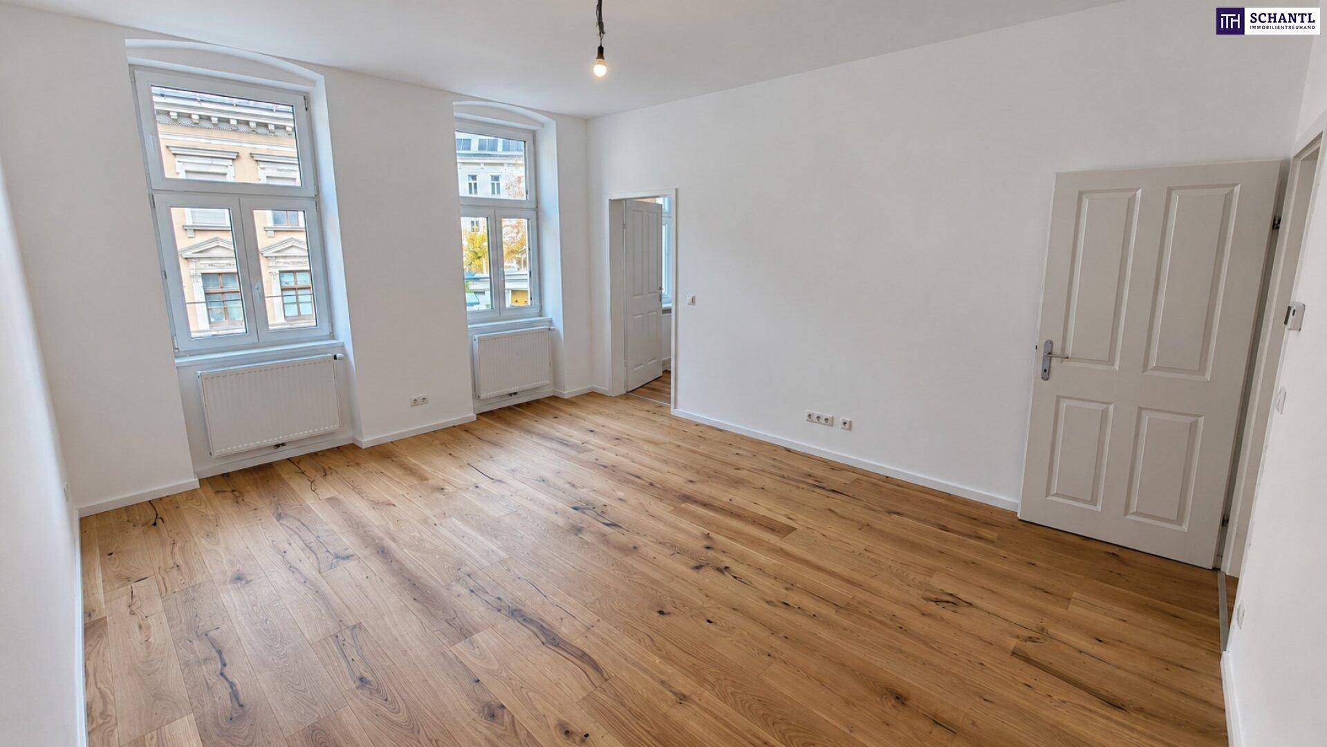Geräumiges Zimmer mit Holzboden und weißen Wänden, bietet vielseitige Nutzungsmöglichkeiten.