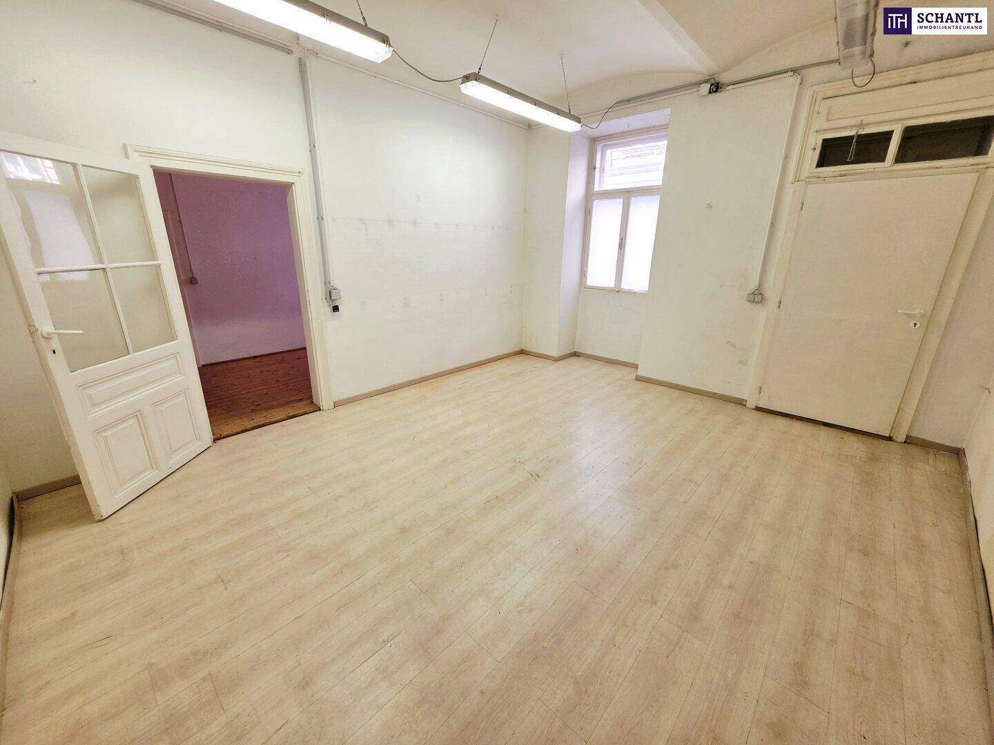 Heller Raum mit hellem Laminatboden, weißen Wänden und einem Fenster, ideal für Büro oder Wohnzwecke.