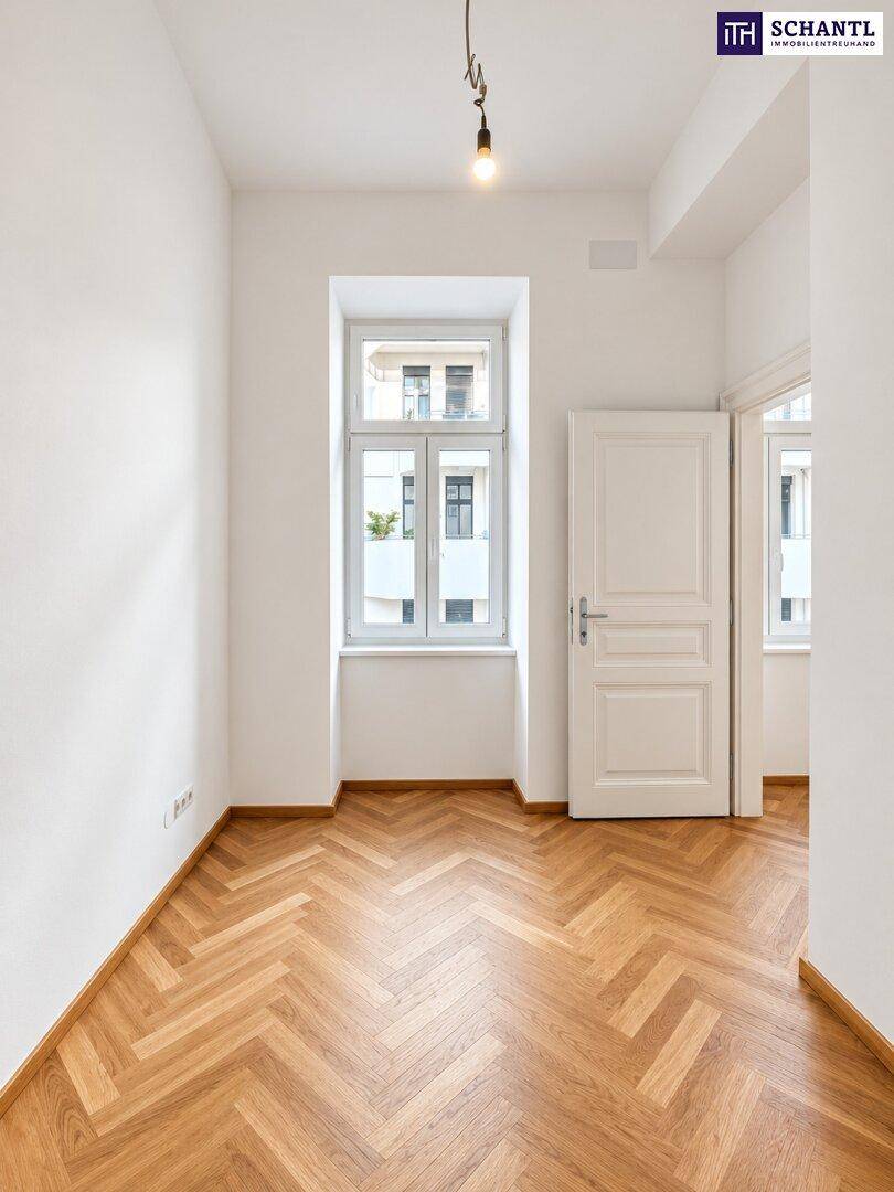 Kleineres, helles Zimmer mit Fischgrätparkett und einem Fenster, geeignet als Kinder- oder Arbeitszimmer.