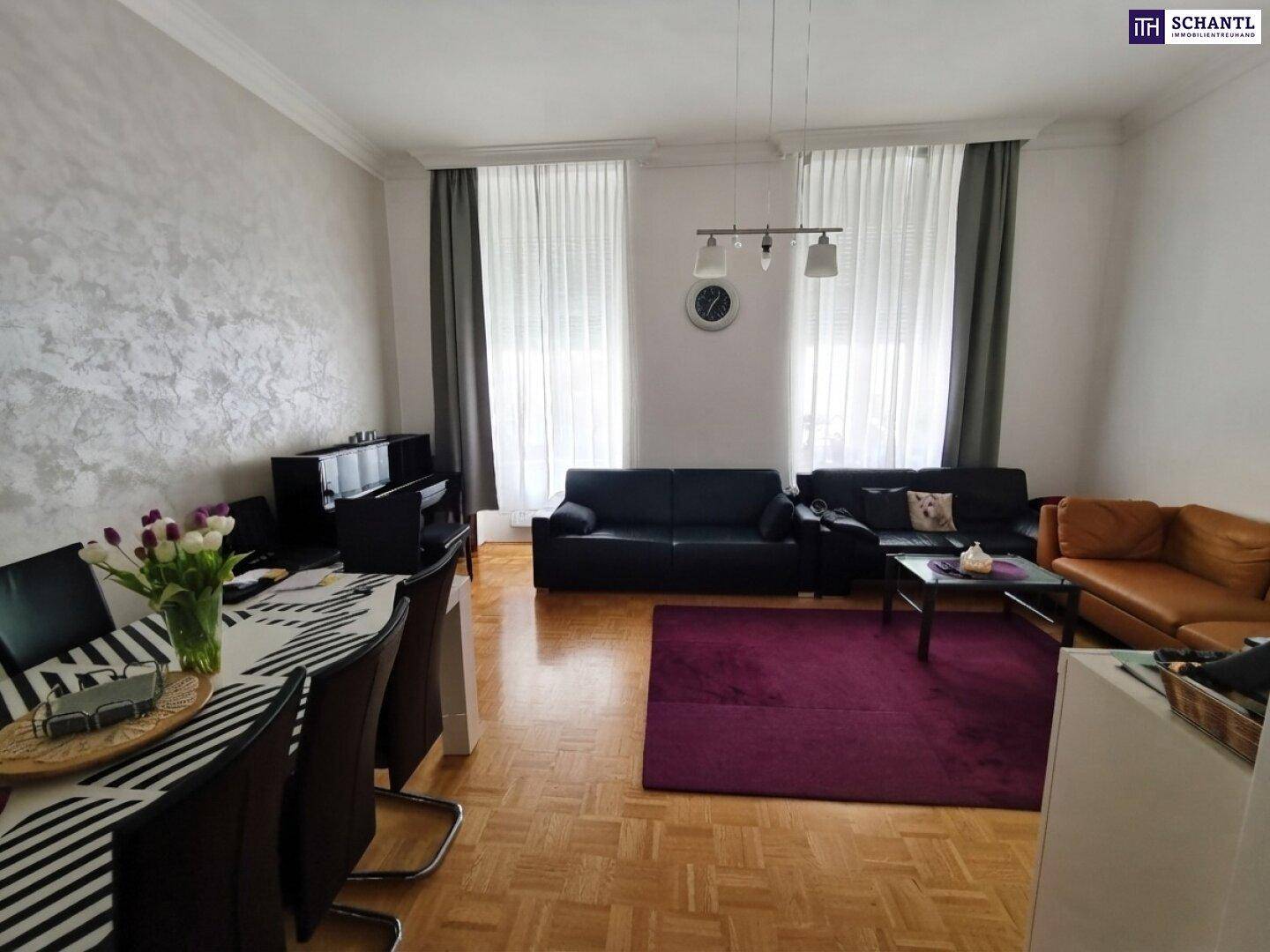 Offener Wohn- und Essbereich mit Parkettboden, modernem Esstisch und bequemen Sofas.
