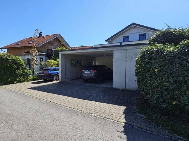 Garage und Zufahrt
