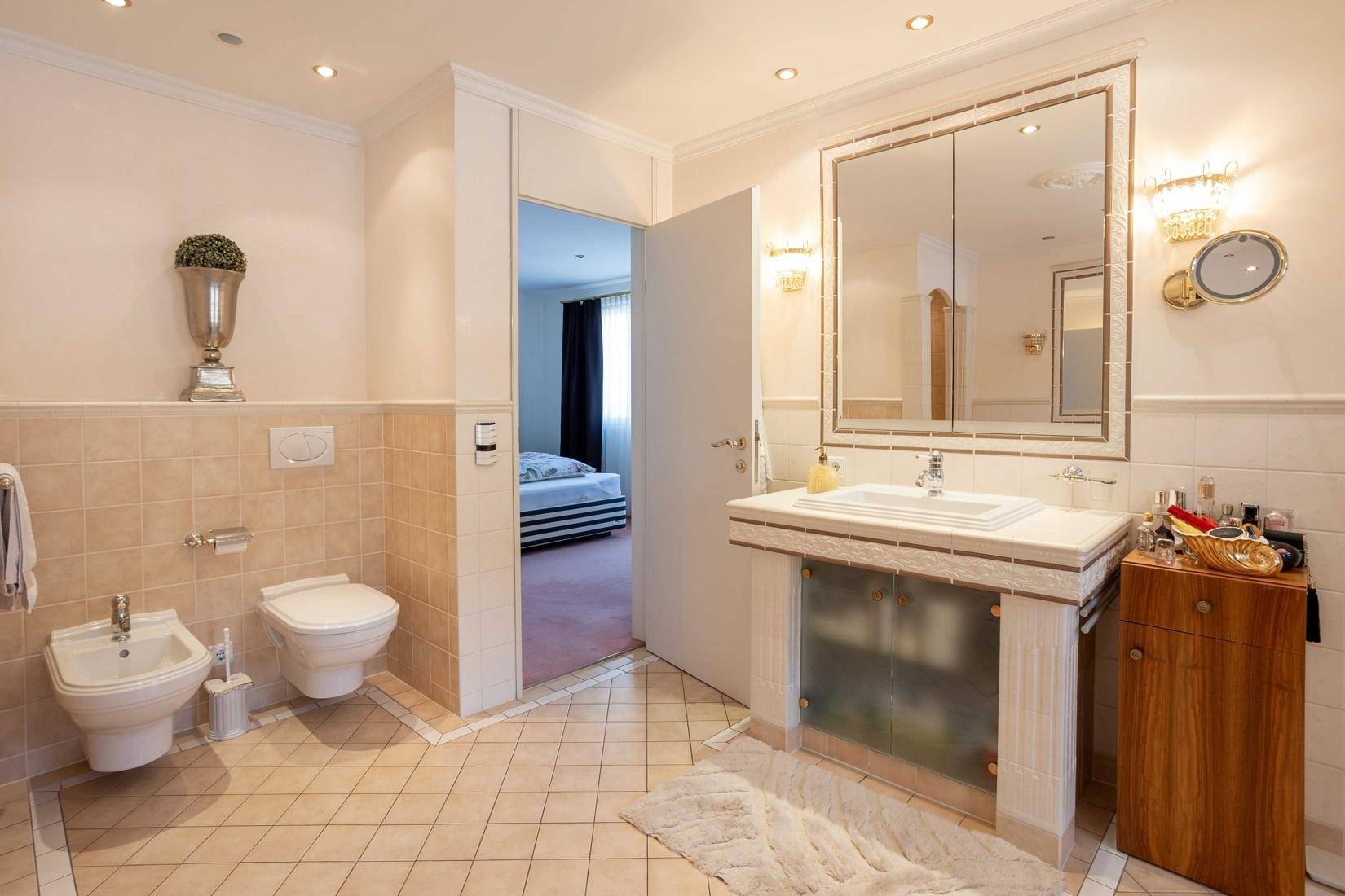 Helles Badezimmer mit Dusche und Bidet, direkt verbunden mit dem Schlafzimmer.