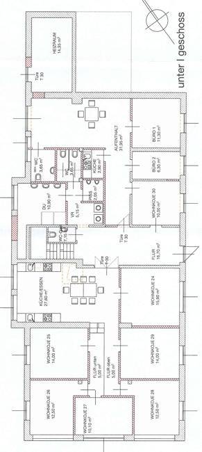 Grundriss des Untergeschosses mit verschiedenen Wohn- und Bürobereichen sowie Gemeinschaftsküche.