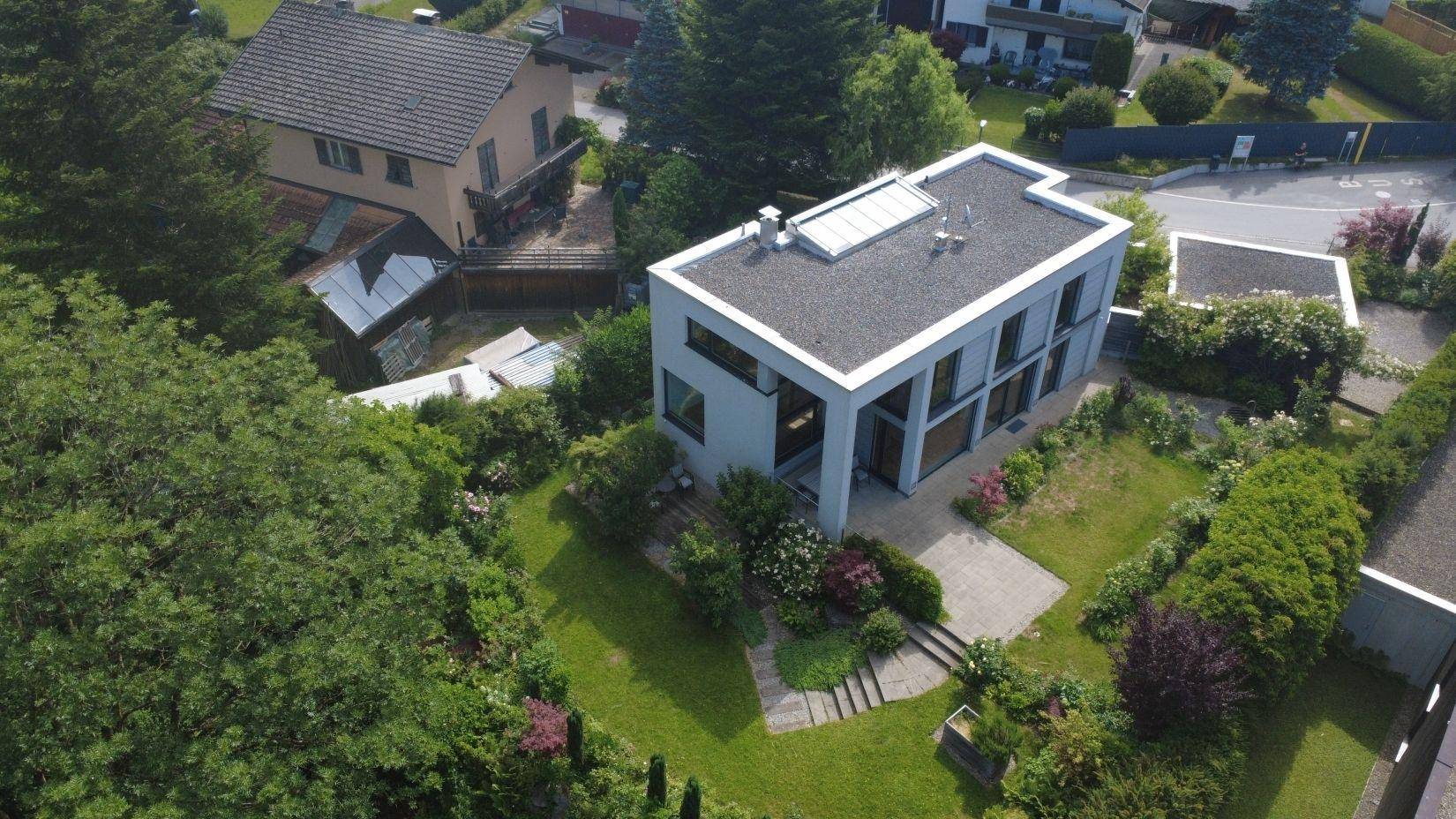 Vogelperspektive des Hauses mit großem Garten und der angrenzenden Nachbarschaft.