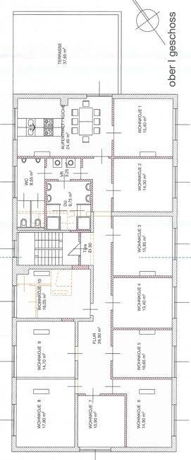 Grundriss des Obergeschosses mit Wohneinheiten, Gemeinschaftsküche und großer Terrasse.