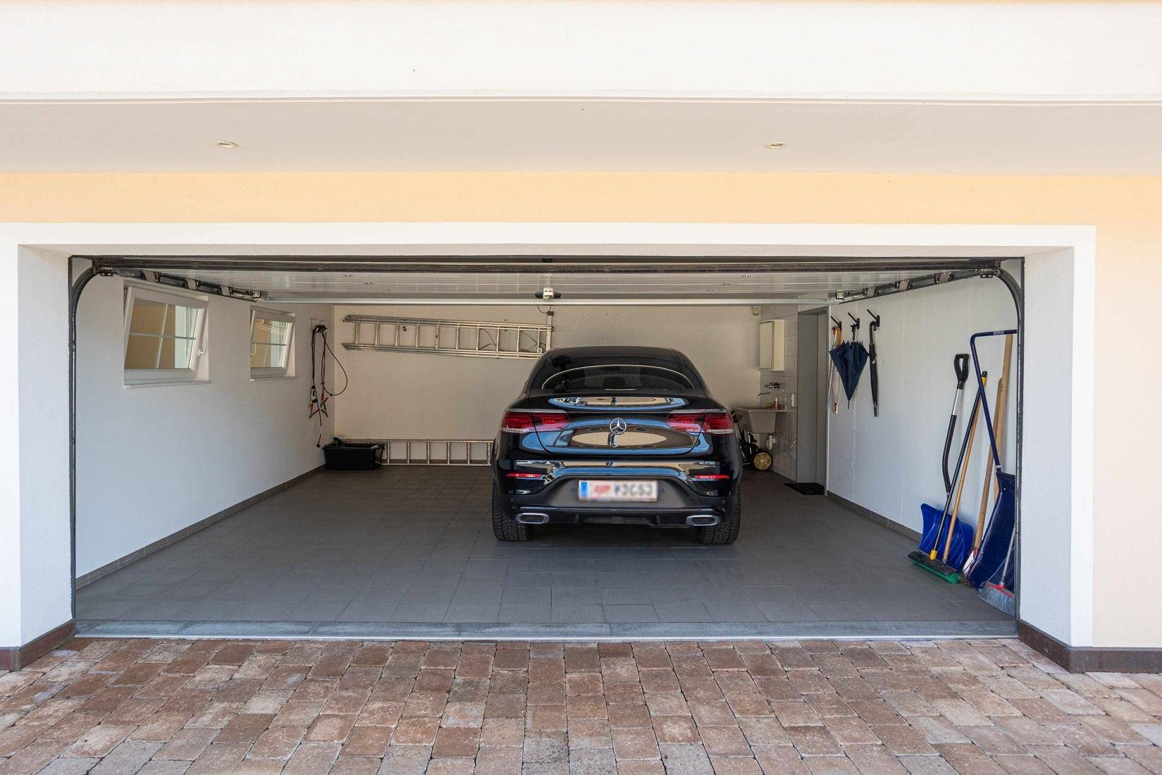Geräumige Doppelgarage mit ausreichend Platz für ein Fahrzeug und Lagerung.