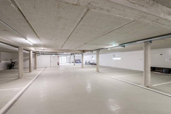 Geräumige Tiefgarage mit markierten Stellplätzen und guter Beleuchtung.