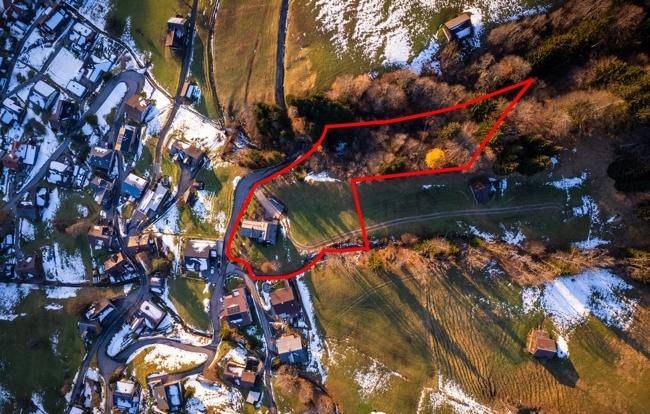 Übersicht des Grundstücks aus der Vogelperspektive mit den roten Grenzen des Anwesens.