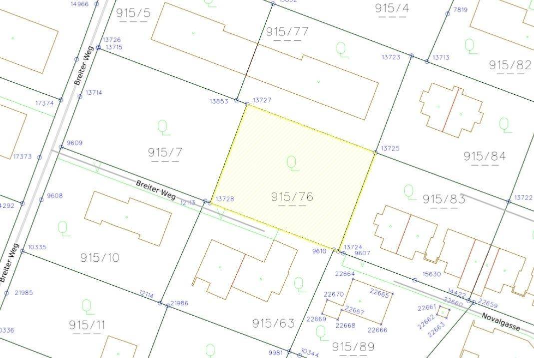 Detaillierter Katasterplan mit Parzellennummern, Straßen und dem hervorgehobenen Grundstück 915/76.
